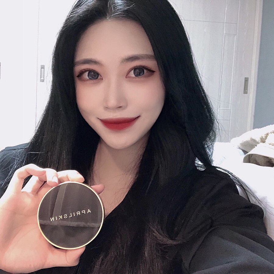 김하나 on Instagram: “#에이프릴스킨 은 쿠션장인으로 SNS에서 유명한 브랜드라서 다들 알고 계실텐데요☺️ ⠀ 에이프릴스킨의 많은 제품 중에서도 #매직스노우쿠션3.0 은, 컨실러가 필요 없는 무결점 커버력으로 오랫동안 사랑받아온 에이프릴스킨의 베스트셀러 쿠션입니당👍🏻❤️…”