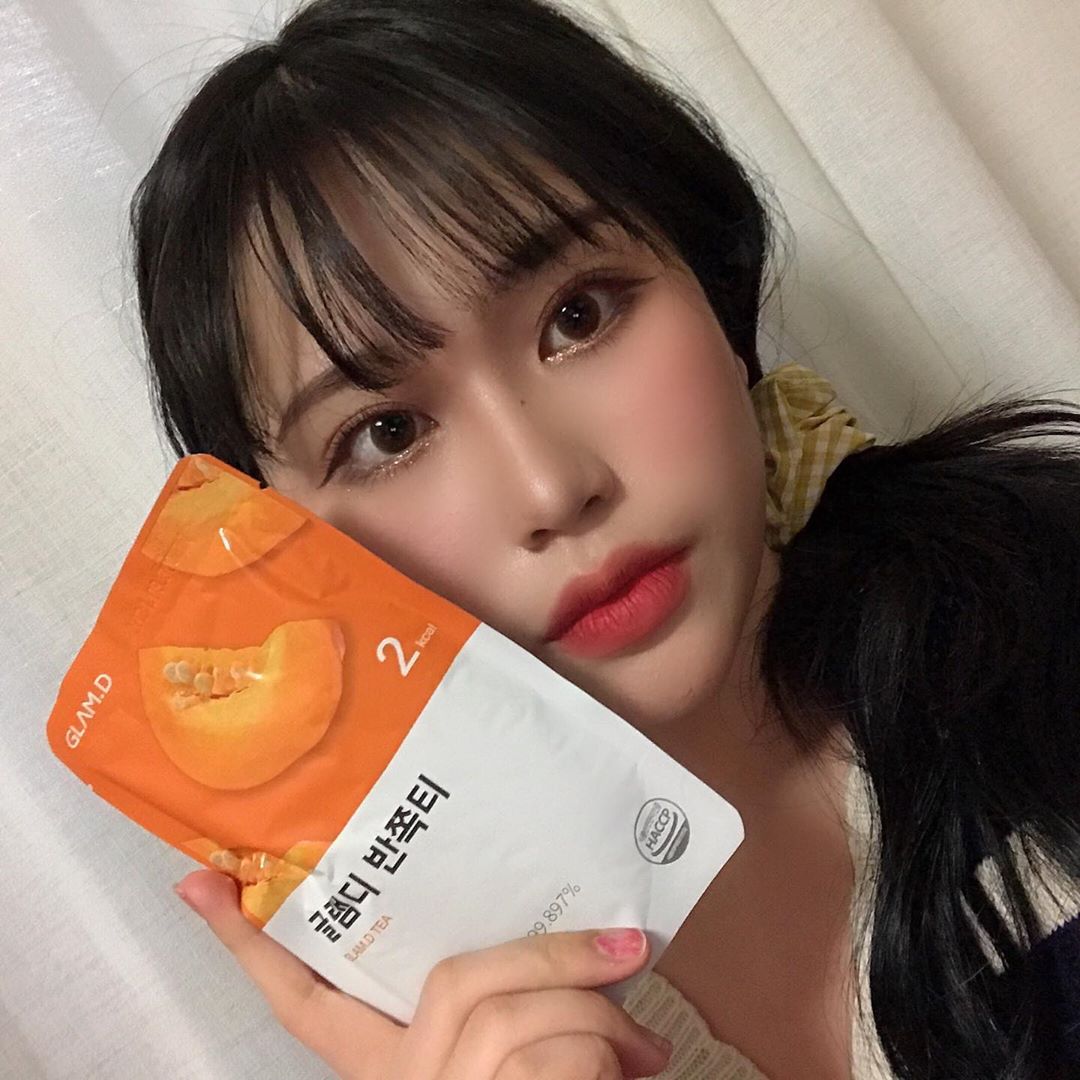 류화연 on Instagram: “맵고 짠 음식 좋아하는 굥듀한테 딱 좋은 제품이다ㅎㅎ 칼로리도 2kcal라 매일 가볍게 마시는 반쪽티 #글램디 #glamd #글램디반쪽티 #반쪽티 #호박즙 #이너뷰티 #브이라인 #2kcal #AD @glamd_official…”