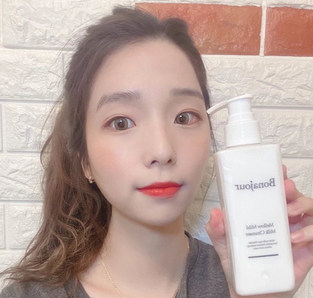 𝙰𝚈𝙾𝚄𝙽𝙶 on Instagram: “알레르기 성분이 1도 없는 피부에 건강한 클렌저 찾았다🧐
순한데도 세정력은 좋아서 선크림만 바른 날도, 풀메이크업 한 날도 저자극이라 안심안심🤍
우유같은 롤링도 너무 귀여웡🥛🥛
@bonajour_official”