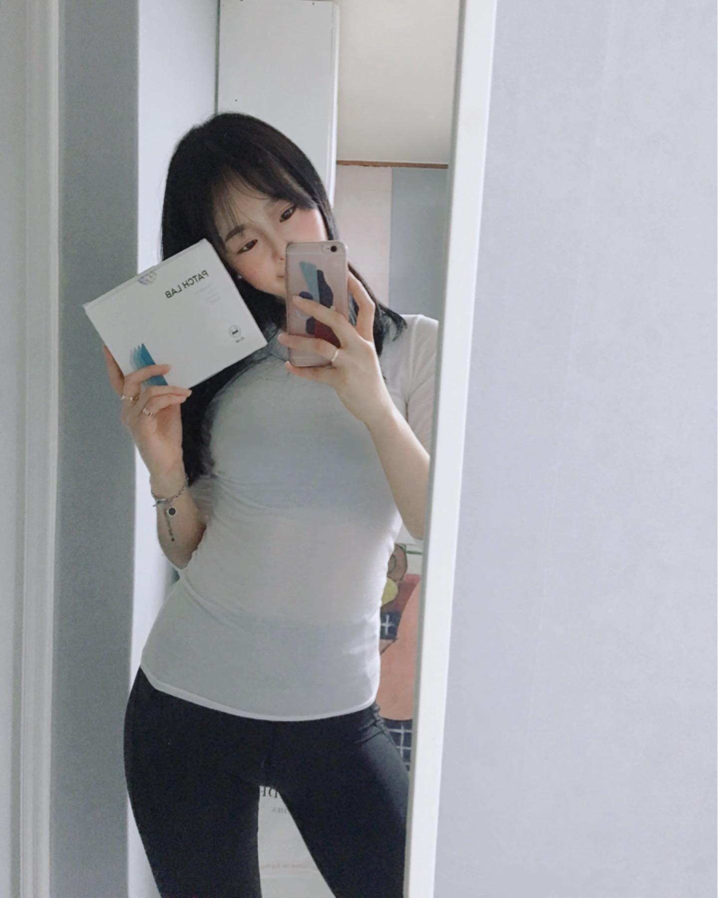 연애하면서 잘먹었더니 8kg 쪄버림•᷄⌓•᷅
(61키로까지 쪄버렸ㄷ..ㅏ...)
⠀
발등, 팔목, 삼두, 어깨, 등, 골반에 부착만하면 체내 성분 흡수되서 ㄹㅇ핵편함ㅋㅋㅋ
⠀
FDA 및 cGMP 승인 인증 시설에서 제조! 클로로겐산, 라즈베리, L-타우린, 비타민B6 로 이루어진 패치로 붙이면 시원한데 상큼한 향이 나서 신기쓰
⠀
일주일정도 붙여봤는데 붙인 부위가 실제로 슬림해져서ㅋㅋㅋㅋㅋ 여기저기 빼고픈데만 골고루 붙이는중
식욕도 좀 떨어진것같고
⠀
매일 붙일때마다 기대되 !!! ٩(ˊᗜˋ*)و
⠀
⠀
#다이어트패치 #붙이는다이어트 #식욕억제패치 #일주일다이어트 #체지방감량 #남성다이어트 #여성다이어트 #다이어트 #패치랩 #patchlab #선팔 #맞팔 #좋아요 #일상 #패치랩후기 #운동스타그램 #전신샷 #훈녀 #운동하는여자 #셀스타