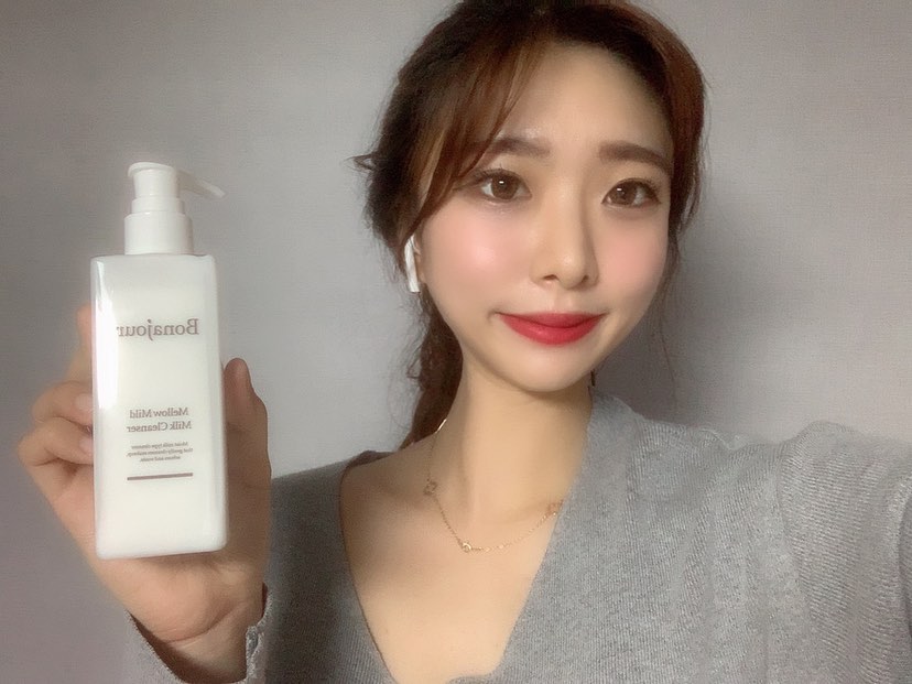 정현서 on Instagram: “팜과 코코넛에서 추출한 자연유래 계면활성제와 저자극 유화제를 사용한 제품이예요:-) #성분걱정코코 사람의 피지구조와 유사한 성질을 가진 성분들을 담아 부드럽게 #자극걱정코코 세안 후 건조하고 당기는 피부라면, 푸석푸석한 피부에 촉촉함을 선사해보시는…”