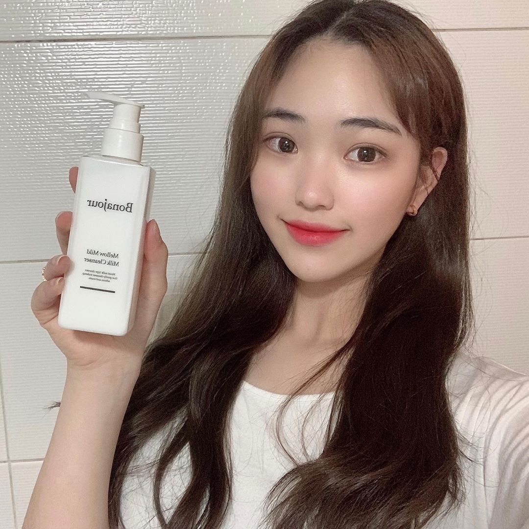 지민서 on Instagram: “▫️보나쥬르 클렌징 밀크▫️ . 민감성피부인 저에게 자극없이 촉촉한 피부로  만들어줘요 또 코코넛향이 은은하게 나서 넘취저,,. 세안후 피부당김이 심하신 분들에게 너무나 추천하고싶은 제품 🤍 .  #보나쥬르 #코코밀크 #코코클렌징밀크 #클렌징밀크추천…”