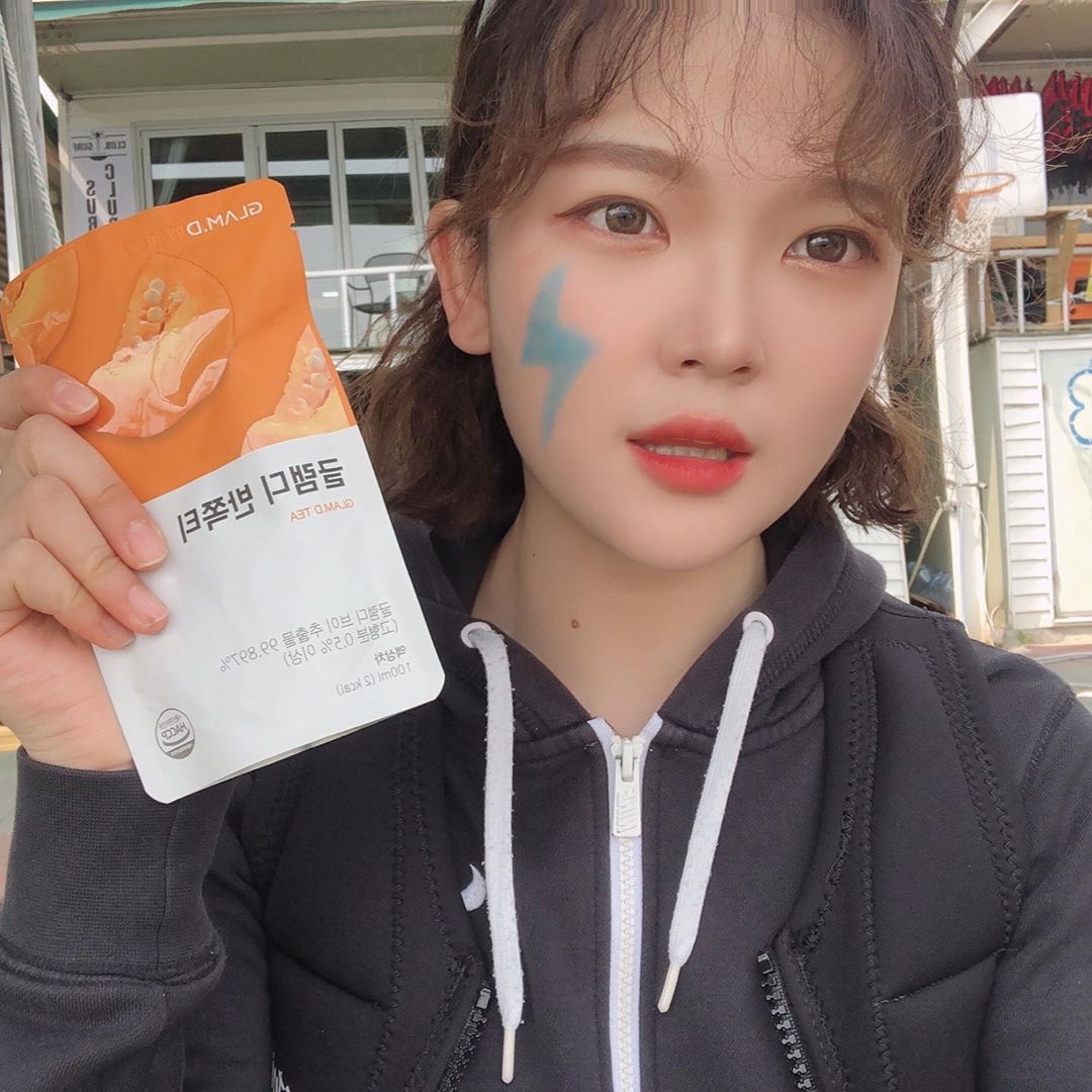 김아람’s Instagram photo: “⠀ 윈린이 2명 키키 🏄🏻‍♂️🏄🏻‍♀️ ⠀ 윈드서핑타고 실내서핑타고 죙일 물에서 신나게 노라따 오늘도 퐁당퐁당 빠져보쟈 ⠀ 간편하게 가지고 다니기 좋은 #글램디반쪽티 ⠀ 요즘 #바디프로필준비 한다고 #다이어트 중인데 #2kcal 밖에 안하니까…”