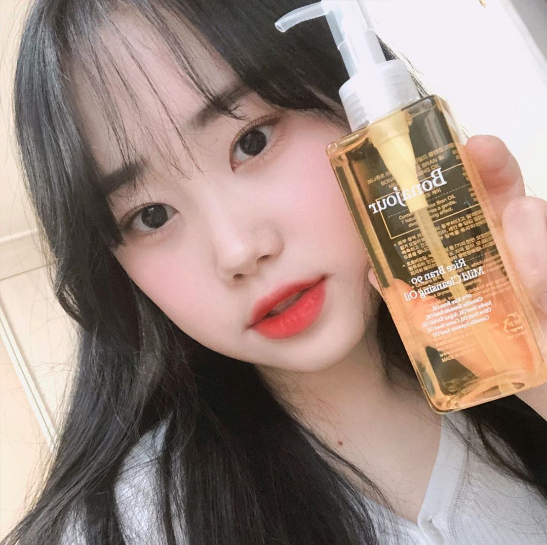 ★彡 ρriη€ess_yυNα ☆彡 on Instagram: “<<<라이브 브랜 90 클렌징오일 >>> 오일과 물이 완벽히 만나 노폐물까지 딥 클렌징해주는 세정력 ! ! 너무 잘지워져서 깜짝 놀랬다는 유나피셜 (≧∀≦) @bonajour_official . . . #보나쥬르 #인정오일 #인정클렌징오일…”