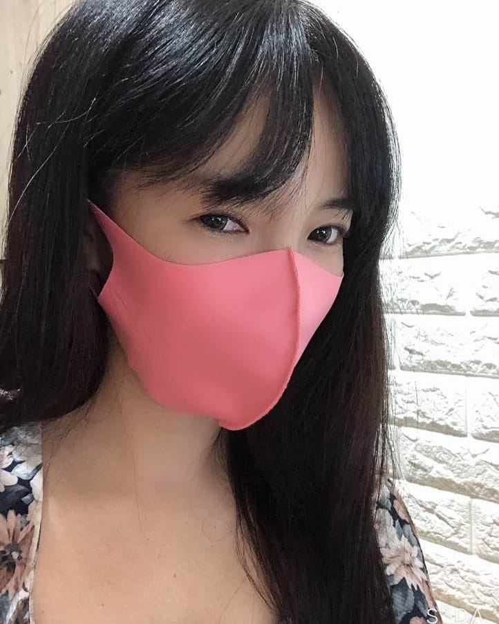 Noh Eun Hye’s Instagram profile post: “귀가 아파서 너무 좋다! #핑크핑크하네 귀걸이 에어팟 마스크 😷 마스크라도 패셔너블하게 컬러가 너무 취향저격🍊 . . . . . #코오롱마스크 #마스크 #효성마스크 #인싸 #해피원스토어 #해피원스토어마스크 #마스트재사용 #마스크보관파우치 #인싸템…”