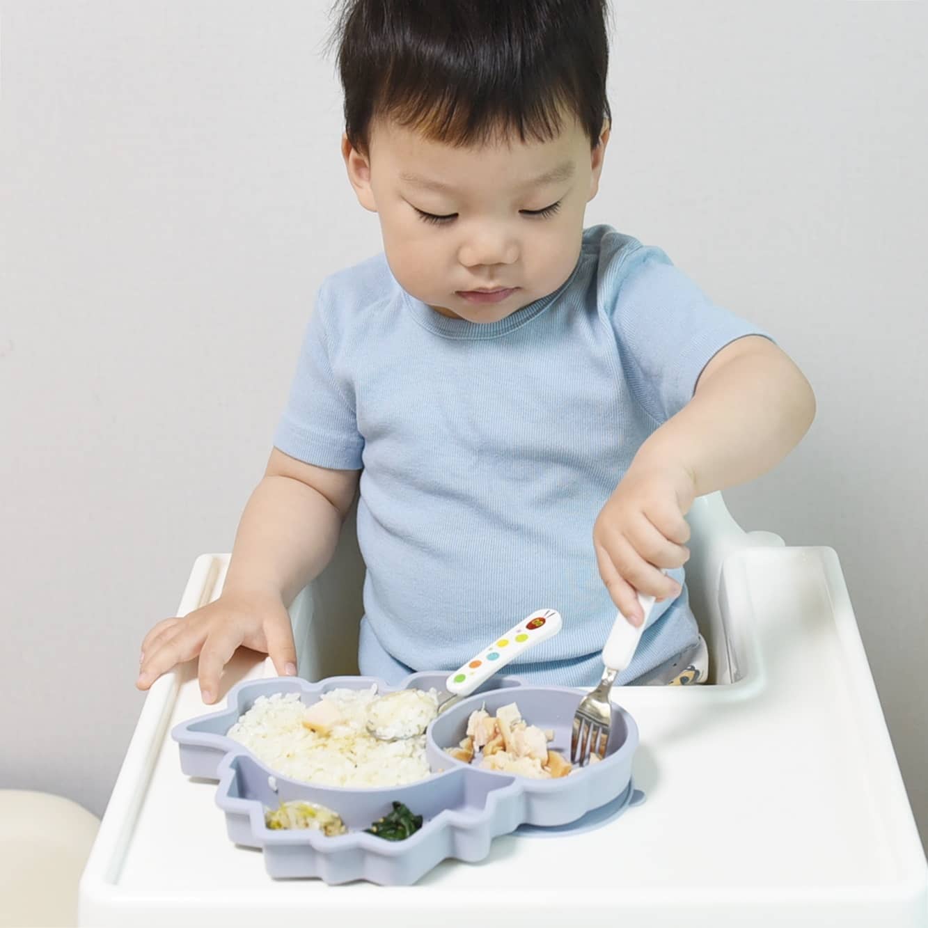 뭐든지 스스로 하고 싶어하는 시기
숟가락질도 잘 못하면서 자꾸 자기가 밥 퍼먹을꺼래
.
#킨더빌 #유아식판 
공룡모양의 귀여운 식판이 마음에 들었는지 싱글이벙글이
강력한 #흡착식판 이라 쏟을 걱정도 노노놉
.
실리콘 소재라 전자렌지, 열탕소독 되니까 위생적이기까지
먹는거 좋아하는 울 아기♥ 식사시간이 더 즐거워졌당!!
.
.
#아기식판 #공룡식판 #자동차식판 #ad