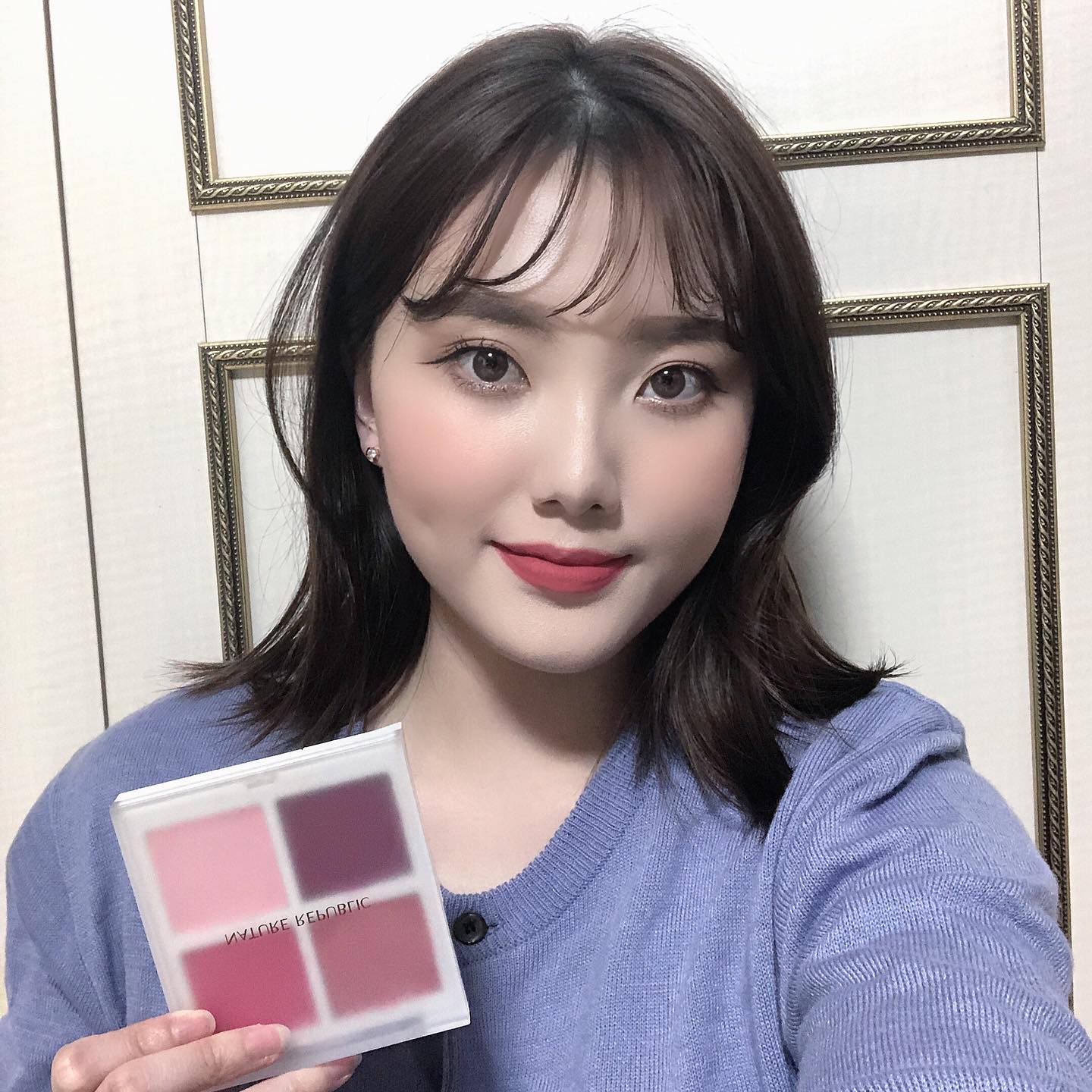 복잡한 화장을 하나로 끝낼수있는
 네이처리퍼블릭의 프로터치 멀티유즈 팔레트
#2호에이프릴 이에요 🤭
_
크림타입의 제품으로 섀도우, 블러셔, 립 세가지를 하나로 간편하게 끝낼수 있는 제품이에요 ☺️👏
_
여러번 발라도 뭉침없이 수채화처럼 맑게 밝색되서 봄에 잘어울리는 제품인거같아요 ☺️
_
_
_
_

#네이처리퍼블릭 #MLOG #미니멀메이크업 #만능팔레트 #프로터치멀티유즈팔레트 #파우더룸 #파우더룸이벤트 #제품제공