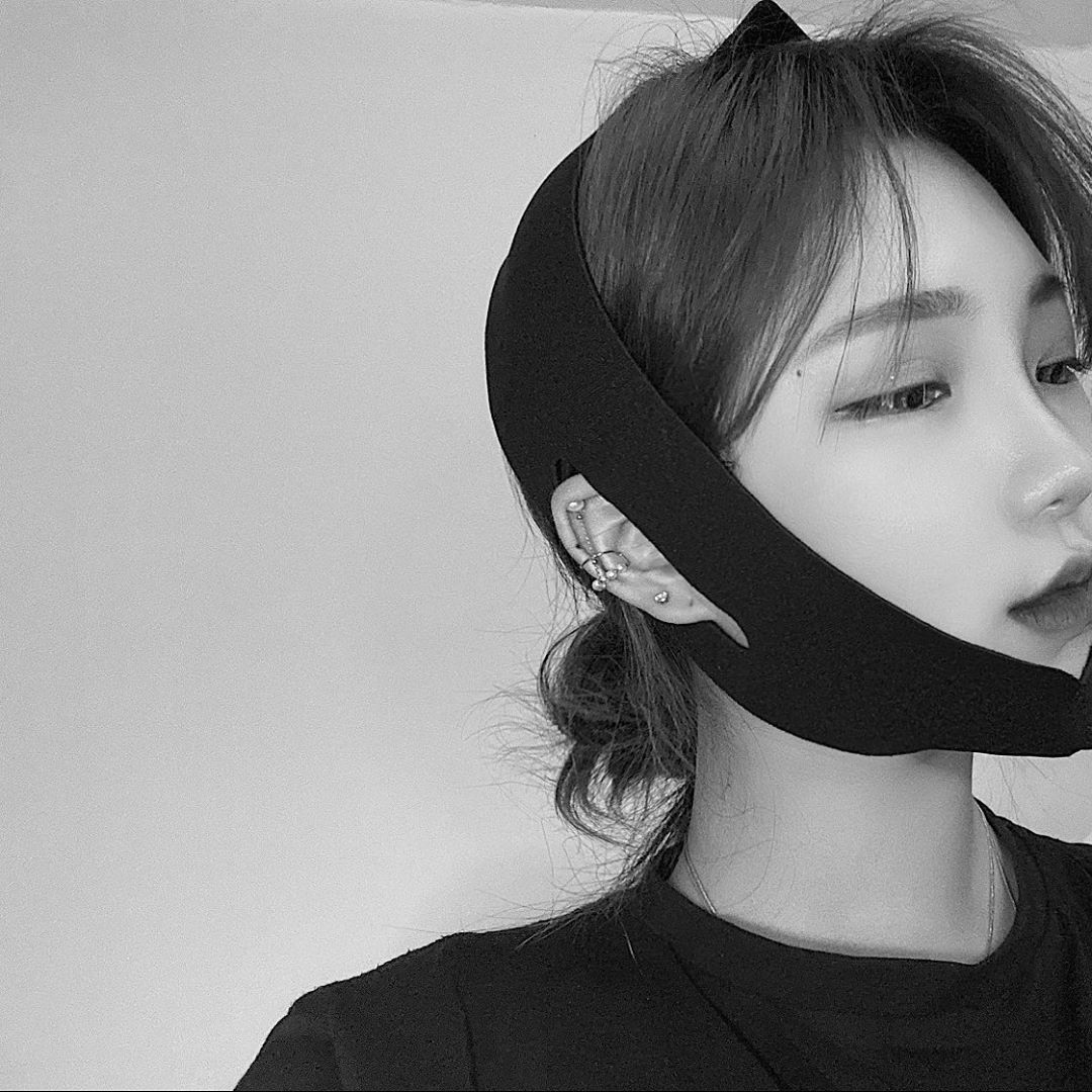 민의정 on Instagram: “집오면 하는 짓  턱 박살내기 💨 #닥터리프팅밴드 . . . . @queen_e_j_00 #턱살리프팅#리프팅#DH메디케어 #브이라인밴드 #리프팅밴드 #리뷰쉐어…”
