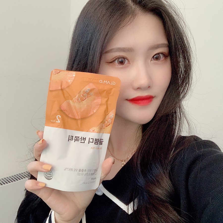 송희 on Instagram: “반쪽티먹고 반쪽되자😂
.
.
.
야식에는 #글램디반쪽티 와 함께❤️
다음날 아침 달덩이같은 얼굴 안되게해줍니다. 
#글램디#glamd#반쪽티#호박즙#이너뷰티#브이라인#2kal#AD @glamd_official#리뷰쉐어#ad”