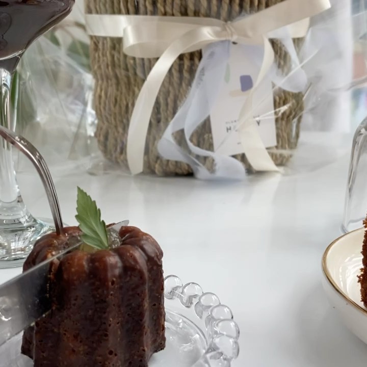 #수완지구카페 #깔므 #수완지구신상카페 .
올해 3월말에 개업한 신상카페☕️
작년에 생겼다면 최애가 되었을 카페ㅠㅠ 이사를 가서 자주 못가는게 아쉽다😢
.
#얼그레이까눌레 3,000원
겉바속촉의 진리... 까눌레의 진리를 이 카페에서 맛볼 수 있었다! 까눌레 맛집을 가도 잘 모르겠었는데 여기 진짜 존맛이니까 꼭 가보세요!
.
#레몬파운드케이크 3,500원
파운드케익은 잘 안먹어봤고 원래 신맛을 안좋아하는 편이라 많이 안접해봤었는데ㅠㅠ이거 진짜 존맛탱이에요!! 은은하고 기분좋은 레몬의 향과 빵이 되게 잘 어울려서 신기했어요ㅎㅎ 이것도 강추!
.
#아인슈페너 5,500원
크림 꼬소한 아인슈페너! 견과류가 올려져서 씹는맛도 있어요
.
#레몬얼그레이아이스티 6,000원
얼그레이와 레몬이 적절하게 어울리고 은은한 단맛이 올라옴. 맛있어요! 아이스티처럼 달진 않아요
.
음료도 너무 맛있었지만 디저트가 너무 맛있었어요😋 카페도 예쁘고 분위기도 좋고 사장님부부가 훈남훈녀!👩‍❤️‍👨
.
.
자세한 후기와 더 많은 사진이 보고싶다면 제 블로그로 놀러오세요💗 
https://m.blog.naver.com/dldlsdud9899/221935576144
.
mialalai 제 프로필링크 타고 블로그주소 누르면 더 간편하게 방문할 수 있어용🥰
.
.
.
#디저트맛집 #장덕동카페 #수완지구빵집 #광주카페 #광주디저트 #먹팔 #좋아요반사 #카페투어 #카페디저트 #카페스타그램 #좋반