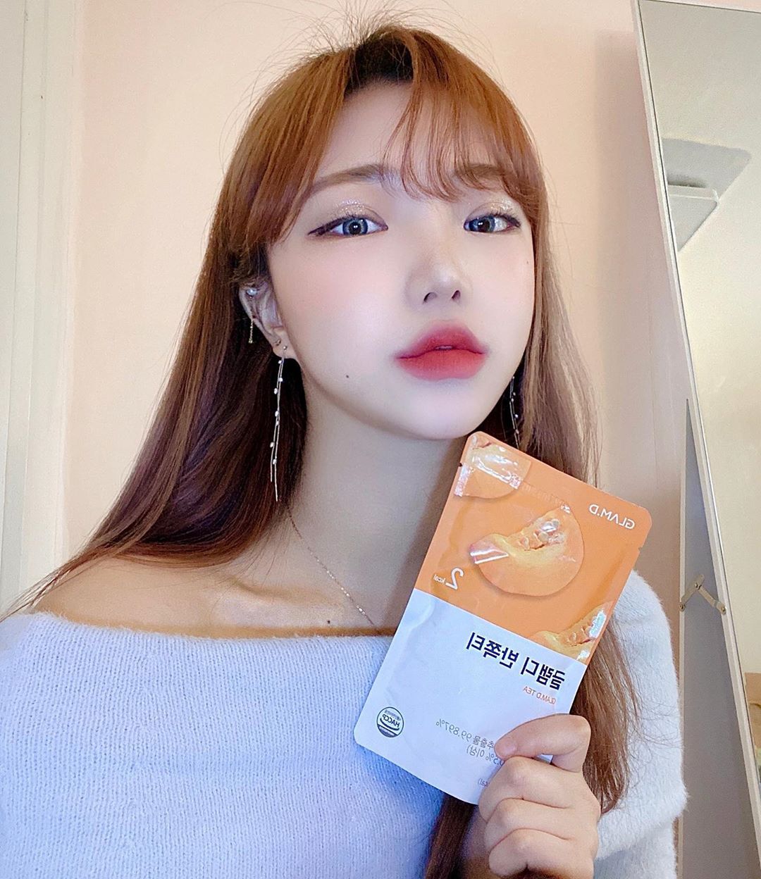민의정 on Instagram: “내 반쪽 글램디 요새 단호박에 미쳤다 🥨 칼로리도 적고 맛있고 냉장고에 한가득 ٩( ᐛ )و ෆ ෆ 
#글램디 #glamd #글램디반쪽티 #반쪽티 #호박즙 #이너뷰티 #브이라인 #2kcal #AD”