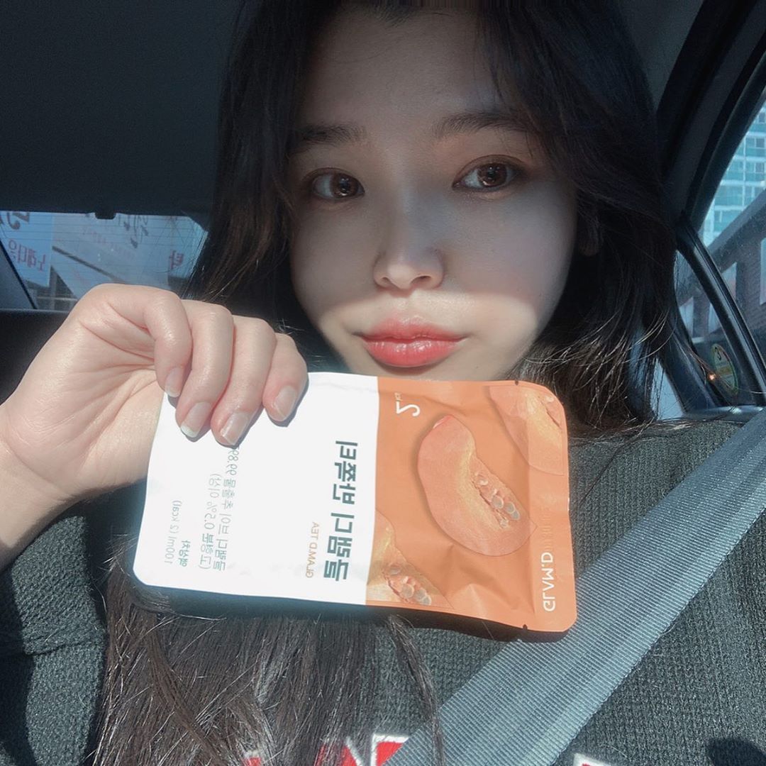 Instagram의 ॐ 혜정(옥니)님: “맵고, 짜고 자극적인 음식을 입에 달고사는 나에게 꼭 필요한 글램디 반쪽티 가공하지 않은 본연의 원료를 그대로 담아 신선도와 맛도👍🏻 2kcal로 부담없이 먹을수있는 티에요 . #글램디 #glamd #글램디반쪽티 #반쪽티 #호박즙 #이너뷰티…”