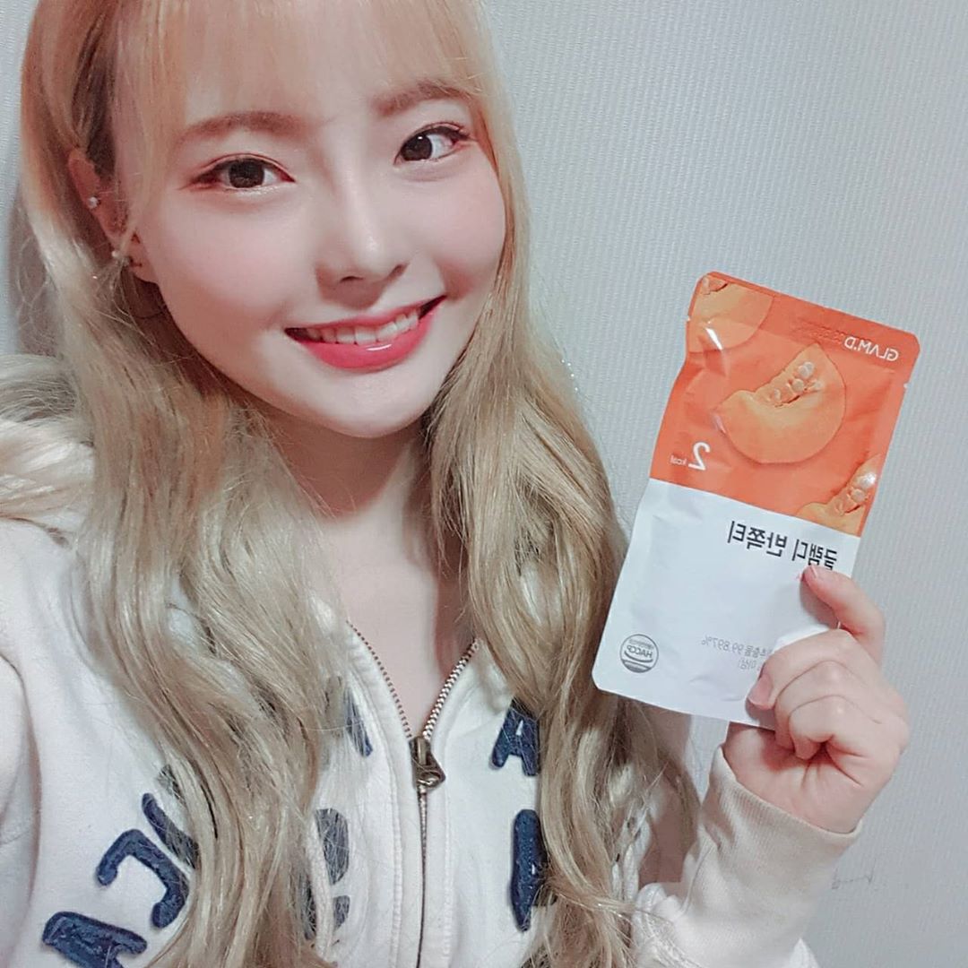노래하는 안이 on Instagram: “오랫동안 서있거나 앉아있을 때나, 맵고 짠 자극적인 음식을 먹을 때 챙겨 마시는 글램디 반쪽티🤩 2kcal밖에 안돼서 몸에 부담도 안가지롱👏 . . . . #글램디 #glamd #글램디반쪽티 #반쪽티 #호박즙 #이너뷰티 #브이라인 #2kcal…”