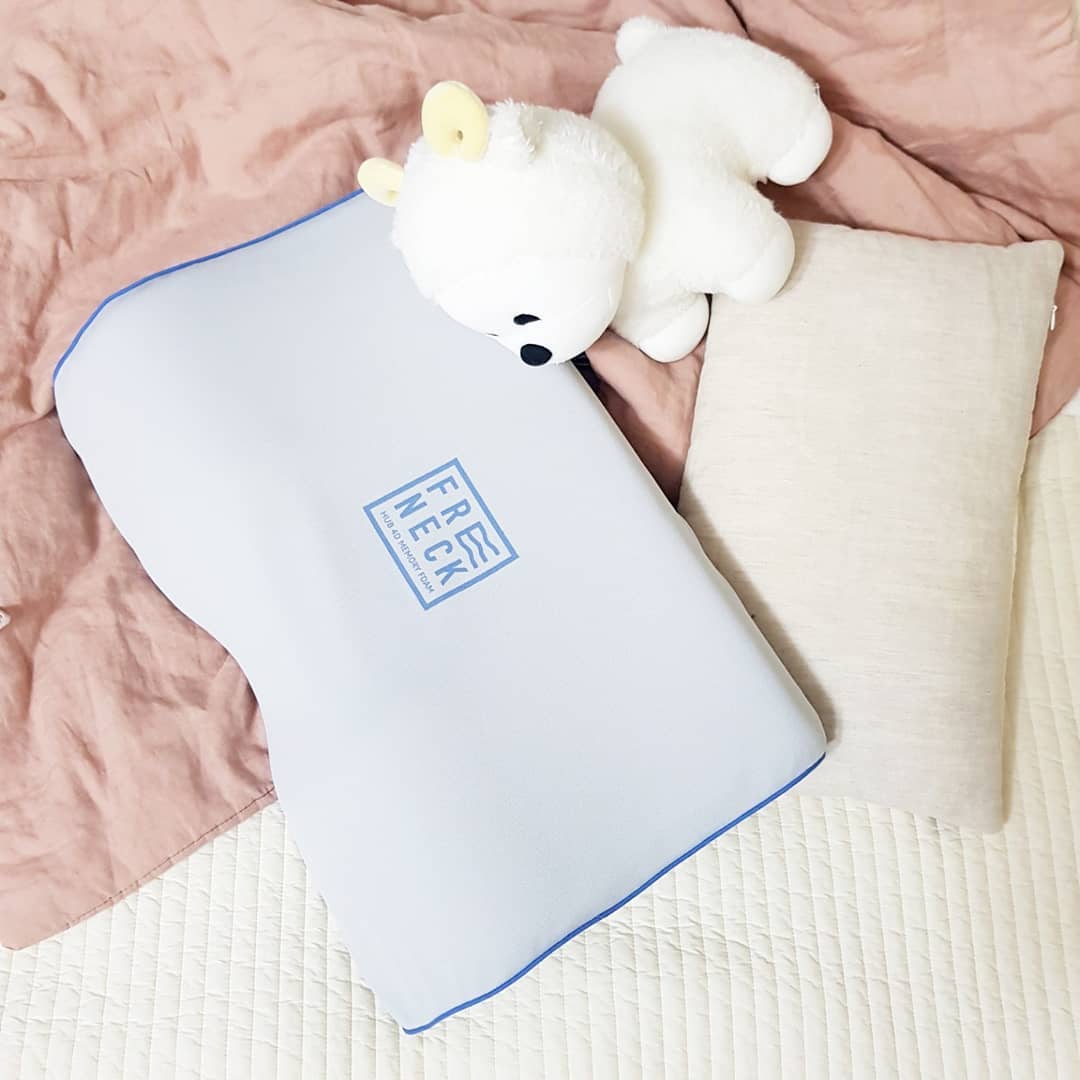 ♡
잠잘때 늘뒤척이고 일어나면 어깨목두뻐근해서 프리넥경추 베개로 바꿨어요
목을보호해주는 경추변형방지3D 디자인으로 뒤척임을 자연스레흡수해 편안하게 잠잘수있게해줘요
경추C자모양그대로 목어깨머리를 보호해주고 거북목변형도 예방해주고다양한인증기관에서 검증도받아 안심하고 믿음이가네요

쿨드라이 원단커버라 땀흡수도잘되 위생적이고 쾌적하고 늘목어깨가뻐근했는데  베개를 바꾸니 누운자세가 편안하고 수면의질이틀려지니 몸이개운하네요
.
.
#아임슬리핑 #프리넥바른수면마스터경추베개 #프리넥베개 #프리넥 #경추베개 #메모리폼베개 #숙면베개 #꿀잠베개 #바른수면베개 #잘자자 #신상품나왔을땐 #08L #AD