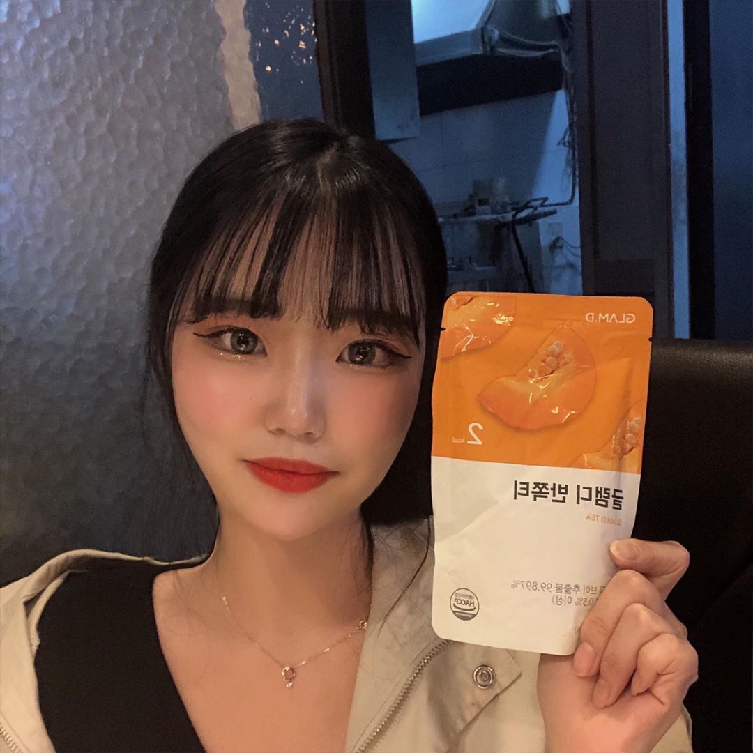 하나 on Instagram: “아침저녁으로 매일챙겨먹는 반쪽티
팩형태에 2kcal 밖에 안돼서 매일 챙겨먹는중 .
.

#글램디 #glamd #글램디반쪽티 #반쪽티 #호박즙 #이너뷰티 #브이라인 #2kcal #AD @glamd_official”