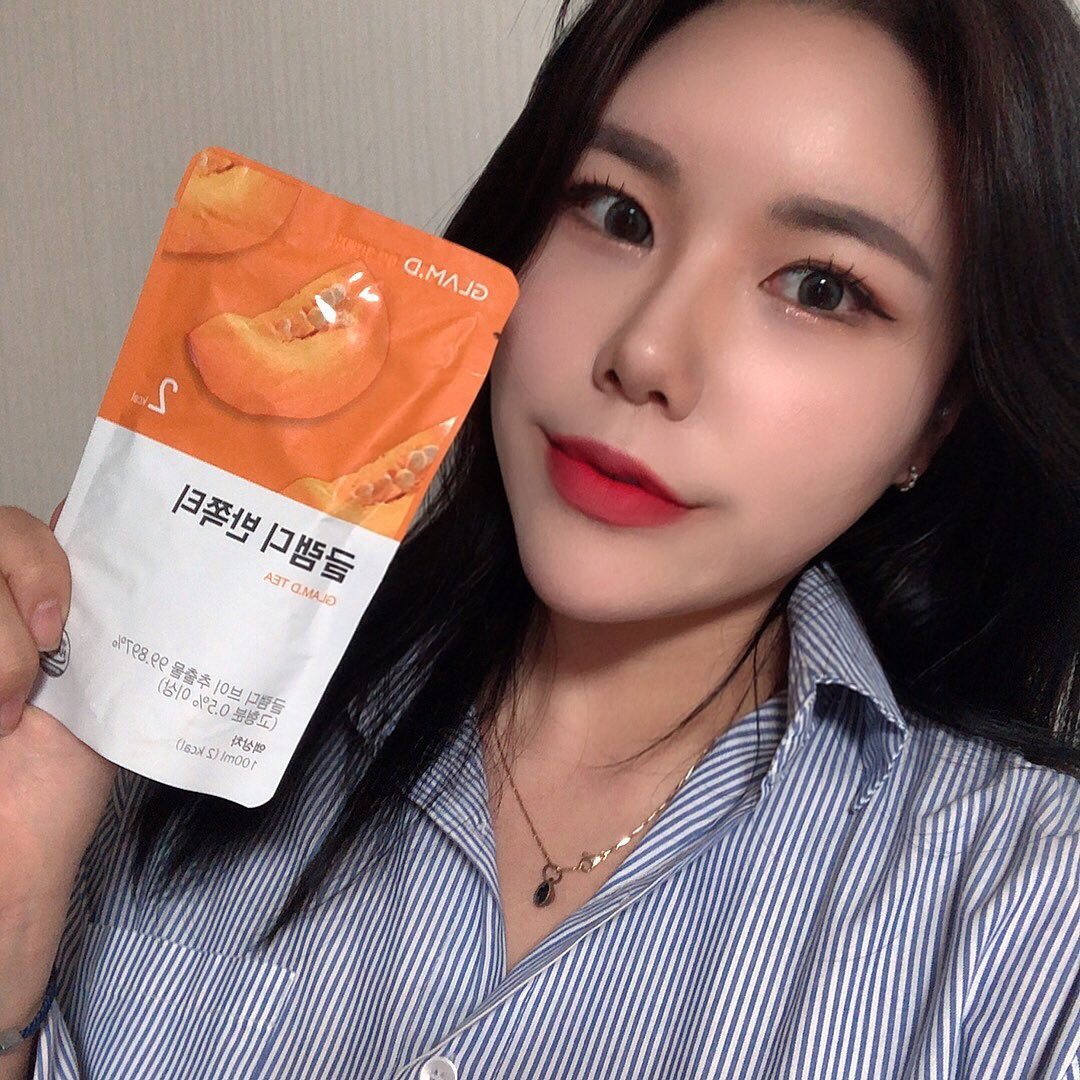 정갱 on Instagram: “맵짠순이인 나에게 무적권 필요한것 🌟
2kcal 밖에 안되서 냉장고에 쟁겨두고 먹는거 안비밀❗️ #글램디 #glamd #글램디반쪽티 #반쪽티 #호박즙 #이너뷰티 #브이라인 #2kcal #AD @glamd_official #협찬 #협찬문의”