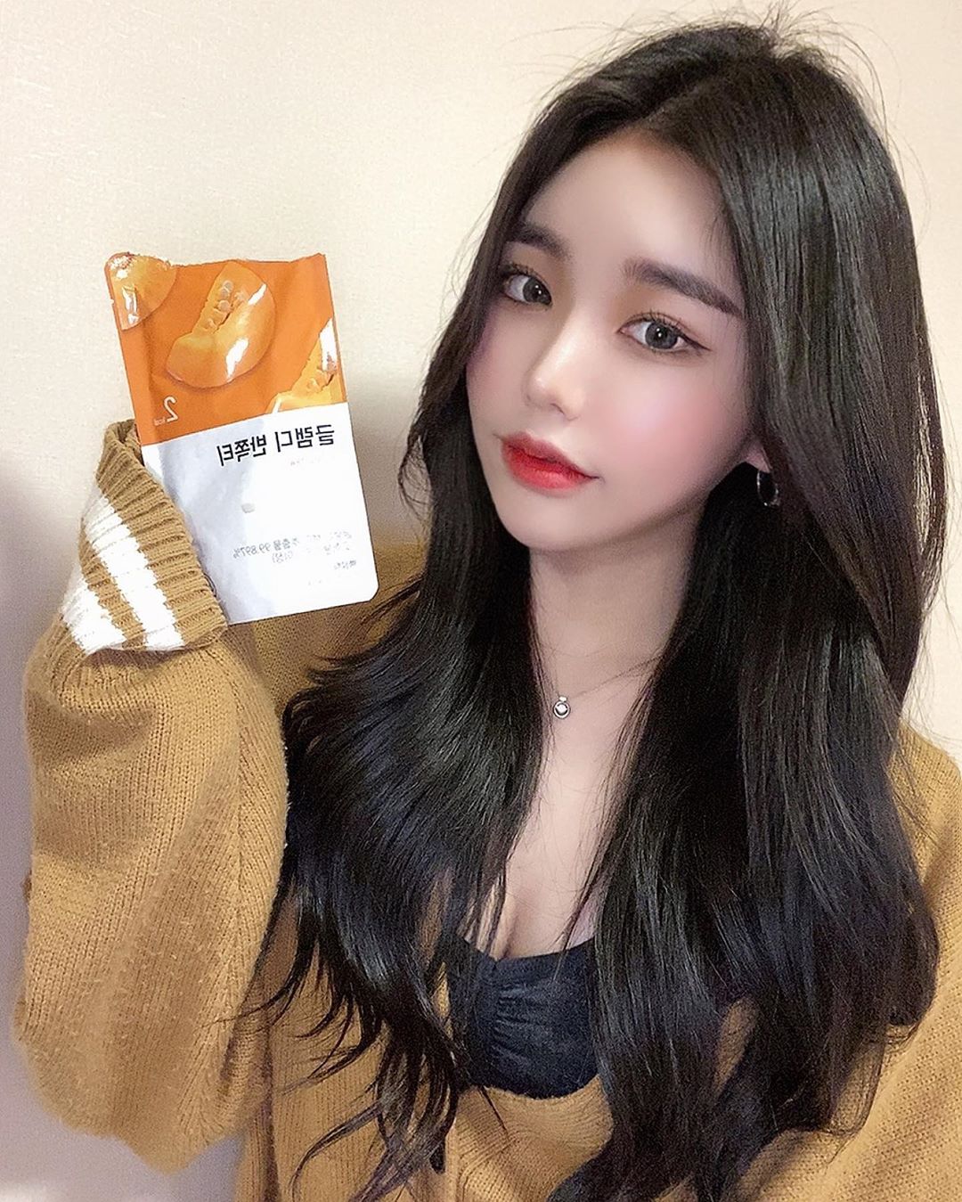 🍓디니듀🍒 on Instagram: “맵고 짜고 자극적이다 못해 극단적인 음식을 좋아하는 나에게 필수인 #글램디반쪽티 🎃 온리 2kcal 밖에 안하는게 너무 신기 할 따름 ㅇㅅㅇ🤔 . . . #글램디 #glamd #호박즙 #반쪽티 #이너뷰티 #브이라인 #2kcal #ad…”