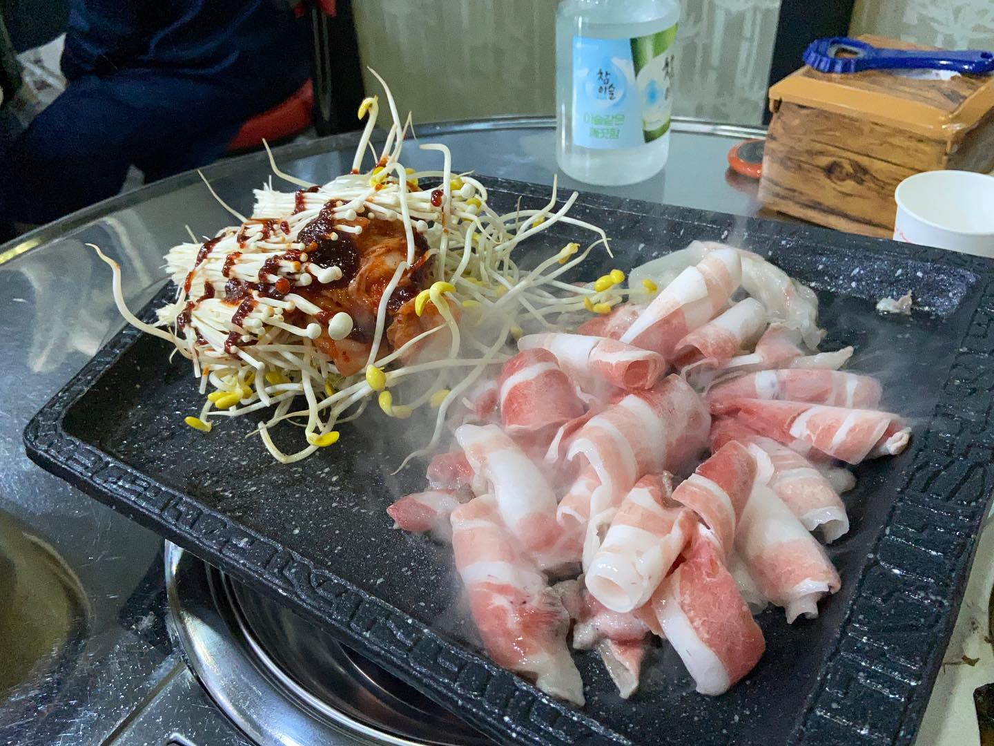 #양푼떼기대패삼겹살 #목포맛집
.
대패삼겹살인데도 고기 질도 괜찮고 저렴한데 밑반찬 구성이 괜찮아요! 가성비 최고최고👍
.
#대패삼겹살 얇은데도 육즙 팡팡 터짐
같이 주는 콩나물김치랑 먹으면 존맛탱!
마늘먹고 볶음밥까지~ 김치찌개는 좀 달아서 느끼함을 씻어주진 못하지만 두꺼운 고기 실하게 들어있고 맛있어요ㅎㅎ
.
계란찜은 무료ㅠㅠ💕 계란과 물의 비율이 적당해서 촉촉하고 부들부들 맛나요
.
대패삼겹살 1인분 가격 4,000원
볶음밥 2,000원(2인 이상부터)
김치찌개 5,000원
.
.
글 자세히 써놨으니 블로그 놀러오세요💕
#목포무안맛집 말고도 맛집포스팅 많답니당😆.
https://m.blog.naver.com/dldlsdud9899/221935290805
.
mialalai 프로필링크 타고 들어오시면 됩니다👀
.
.
.
#포미맛집 #목포포미맛집 #용해동맛집 #대패삼겹살맛집 #먹팔 #좋아요반사 #좋반테러 #목포고기집 #먹스타그램 #foodstagram