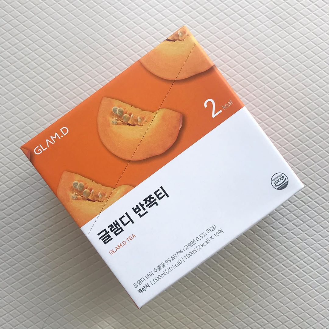 ᗪᑌᗷᑌGᖇᗩᗰ on Instagram: “두부랑 같이 다요트 시작했던 누나 🤣 음료보다 물을 더 좋아했는데 물만 마시니 입이 심심하더라구요😭그런데 딱 #글램디 에서 보내주신 팩형식 #반쪽티 🥳  꾸준히 후기 알려드릴게오🤪  #글램디 #glamd #글램디반쪽티 #반쪽티 #호박즙 #이너뷰티…”
