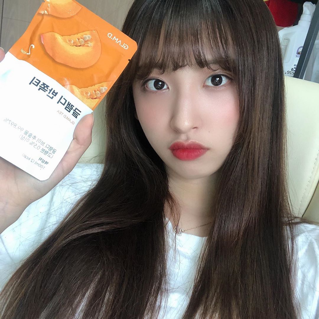 수현 on Instagram: “🦊글램디 붓기차🦊는 맵고, 짜고 자극적인 음식 후 걱정되시는 분, 오래 서있거나 앉아서 일하는 분이 드시기에 좋습니당  가공하지 않은 본연의 원료를 그대로⭐️ 담았어요(설탕free/인공색소free/인공감미료free)  팩 형식의 2kcal라 어디서든…”