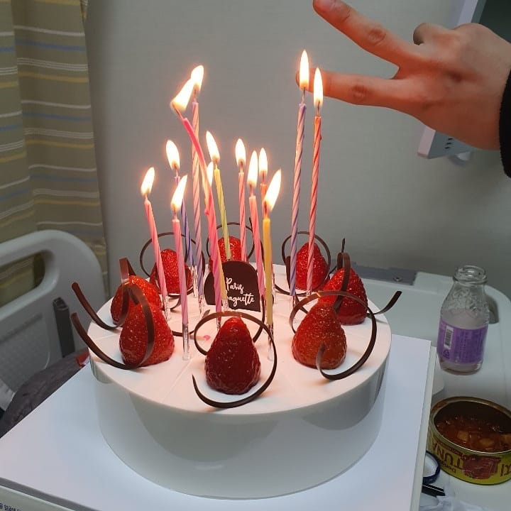 교통사고로 입원하신 서방이 병원에서 치룬 생파.
셋이 돈걷어 마련한 #타미힐피거 티셔츠 
내가 아들 잘키워서 이런것도 받고 좋겠네 서방은~^^
.
.
.
#첫줄좋반#셀스타그램
#일상#일상소통#일상소통그램
#갬성#취미#아들맘#삼형제맘
#데일리#데일리그램#인스타그램#생일선물
#생일파티#타미힐피거#선팔#맞팔#선팔맞팔
#좋아요#선팔하면맞팔가요🤗
#소통#소통그램#맞팔해요#팔로워#칼좋반#칼맞팔