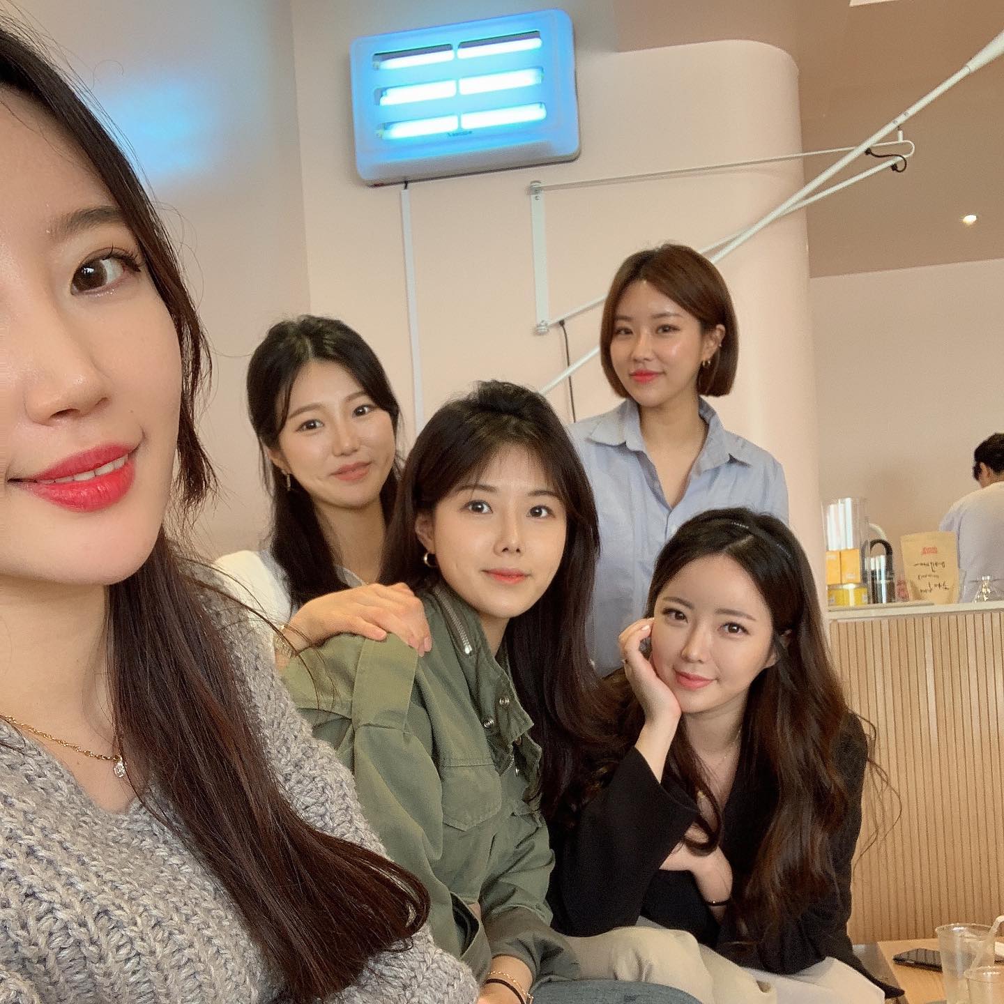 나 온천천 첨 가봐짜냐~
온천천이 온천장역인줄 아랏짜냐~~😁
#온천천 #카페거리 #고기주는밀면본점 #물밀면 #밀면최고 #만두최고 #카페최고 #아워라운지 #즉흥적인 #병원예약 #아주나이쓰
