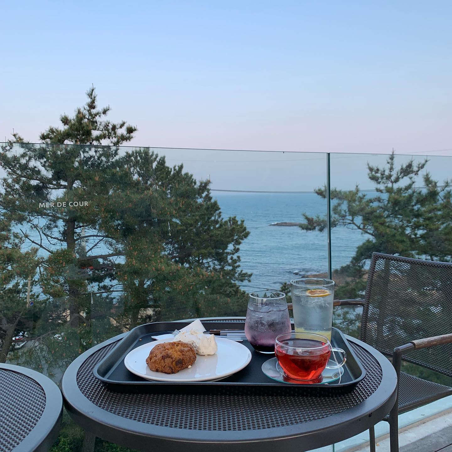 내 생에 첫 기장 카페 나들이
너네 만나고 한 2키로는 뿔었겠뜨 
세명이서 가족세트에 볶음밥까지 먹자마자 토스트 얘기 나오는 another class 
#기장 #카페 #메르데쿠르 #일번가 #오리불고기 #송정 #젬스톤