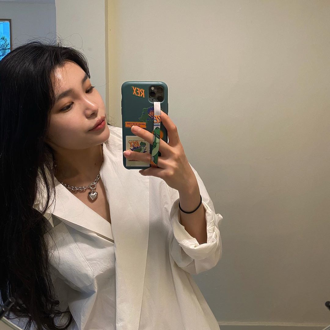 Instagram의 ॐ 혜정(옥니)님: “인싸템 #하이루프 데코스티커와 스트랩으로 똥손들도 쉽게 색다른 케이스를 연출할수 있어요 스트랩이있어서 하루에 한번은 꼭 폰을 떨어뜨리는 나한테는 꼭 필요한 필.수.템💚 . #highloop #하이루프폰스트랩 #폰스트랩 #핑거스트랩 #핸드폰손잡이…”