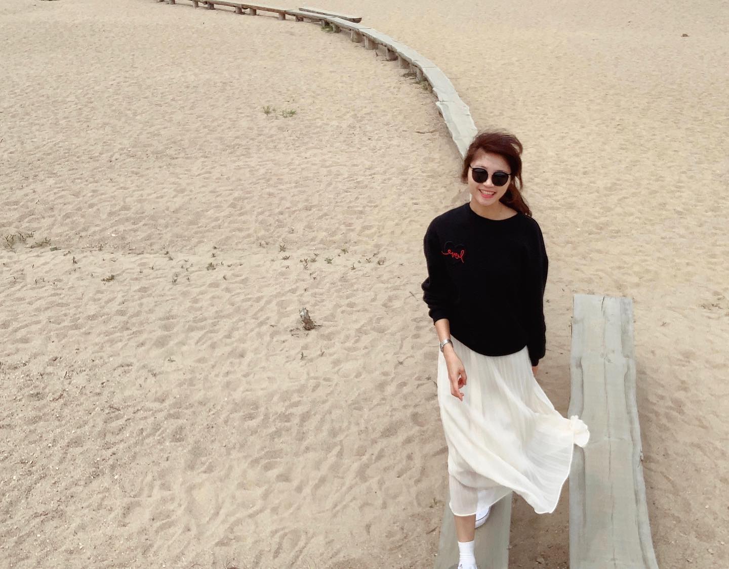 오랫만에 콧바람 쐬서 기분이가 좋았찌요😆
저 호랑이 보려고 땀삐질 흘리며 걸어가고~ 능이버섯 칼국수 먹으러 갔는데 밥 먹기전 한잔 하라며 주인아저씨가 주신 능이버섯동동주에 한잔에 얼굴 발그레😚 .
.
#여행
#사회적거리두기힘든관계
#어쩌다보니시밀러룩