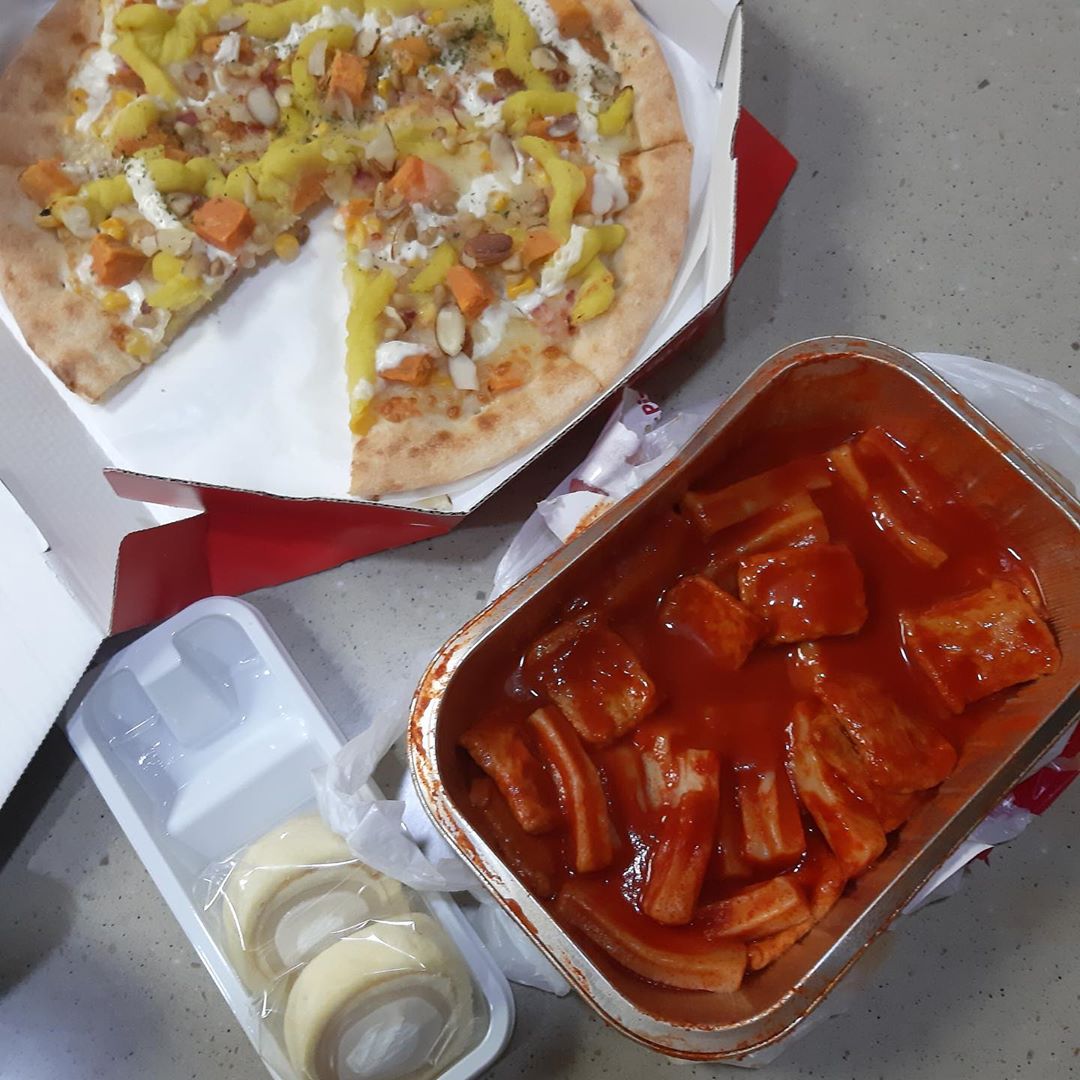 이채원’s Instagram photo: “맛있는 냄새에 아빠가 먼저먹어버린 한조각 빈공간😆 피자치즈가 물릴 때 쯤 떡볶이와 함께먹어도 환상의 조합! 떡볶이 소스에 피자 찍먹은 생각도 못했다😋 더군다나 떡볶이 떡이 츄러스 모양처럼 툭이하고 홈에 소스가 더 베여들어소 밍밍함 없이 소스 맛을…”
