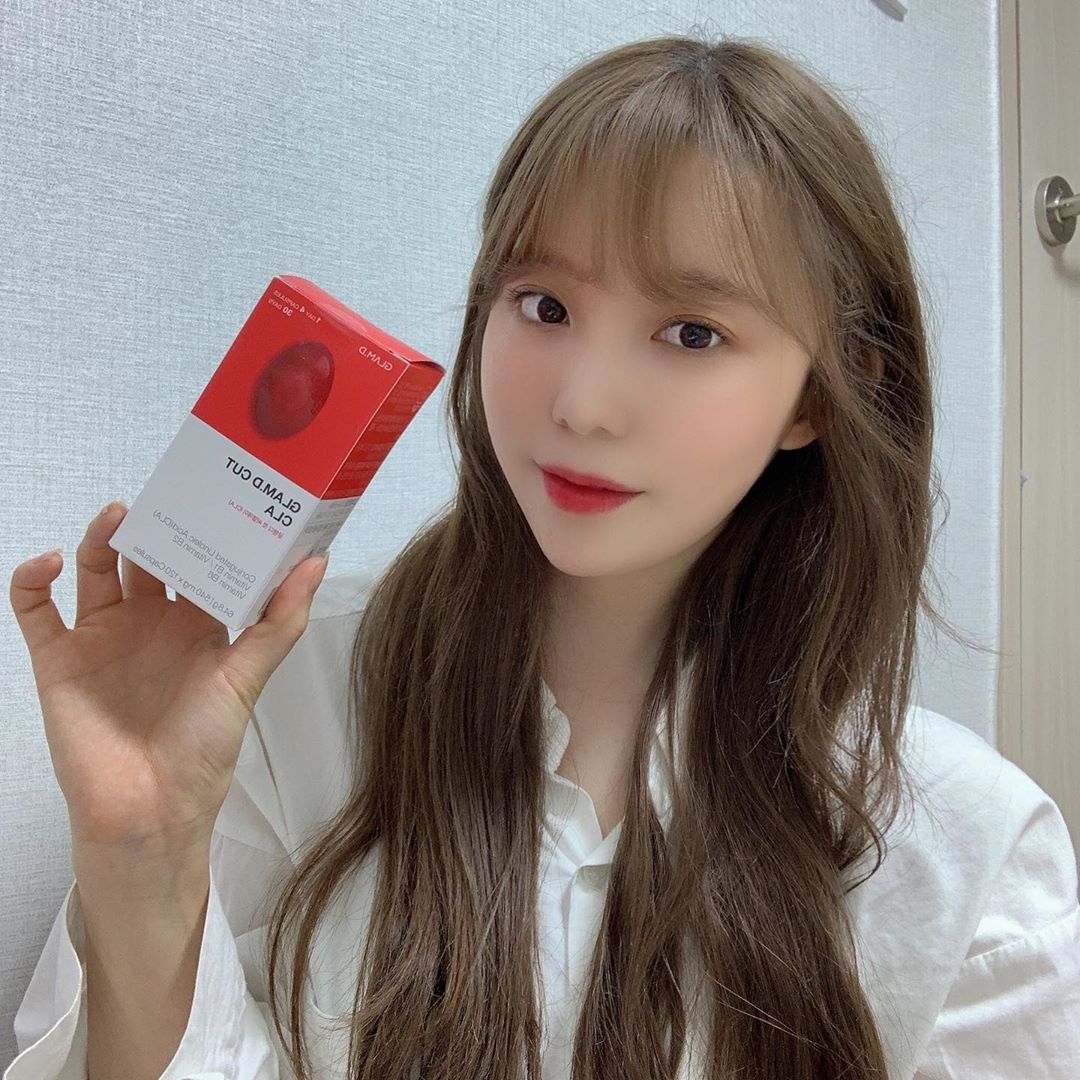 황아영(Hwang Ayoung) on Instagram: “프로다이어터..🙋🏻‍♀️
다이어트는 해야겠고, 맛있는거 먹는건 포기 못하겠고 
그럴땐 체지방 감소에 도움을 주는 식전 식후 
아무때나 하루에 두번씩 
글램디 컷 씨엘에이 챙겨먹기..💪🏻”