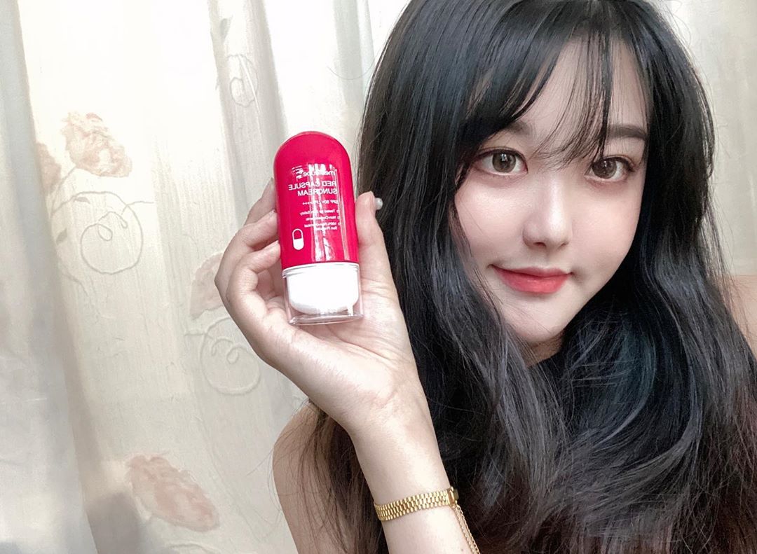 𝕊𝕦 𝕙𝕪𝕦𝕟•°o.O ♥︎ on Instagram: “Medicub Red Capsule Sunscreen🍎 ⠀ 민감한 피부를 위한 저자극 논나노 무기자차 선크림이에요. SPF50+ PA++++국내 최대 자외선…”