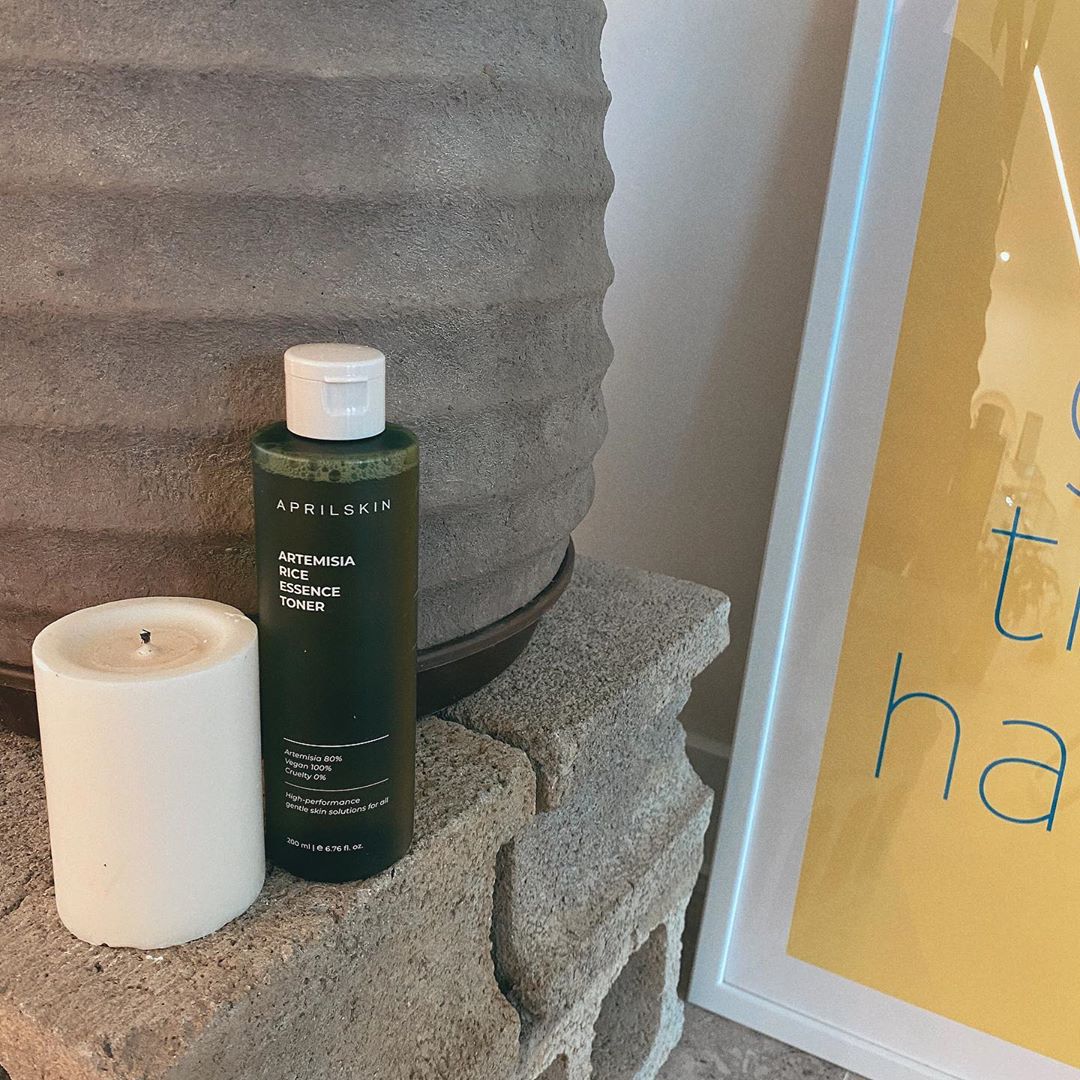 최유리 on Instagram: “민감하고 저자극 제품 에이프릴스킨 쑥떡 토너 🌿 잠들기 전에 도포하면 어느 다른 스킨보다도 촉촉하고  발림성이 좋아서…”