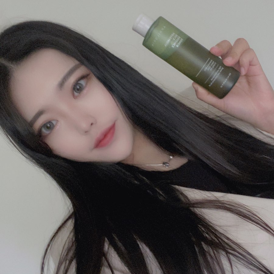 예지 on Instagram: “무려 9가지✨ 임상시험을 완료받아 2주만에 피부고민을 개선할 수 있는  에이프릴스킨 #쑥떡에센스토너 🧚🏻 . . . .  #에이프릴스킨 #aprilskin #쑥떡토너 #쑥떡에센스토너 #진정토너 #각질토너 #토너추천 #데일리토너 # #AD…”