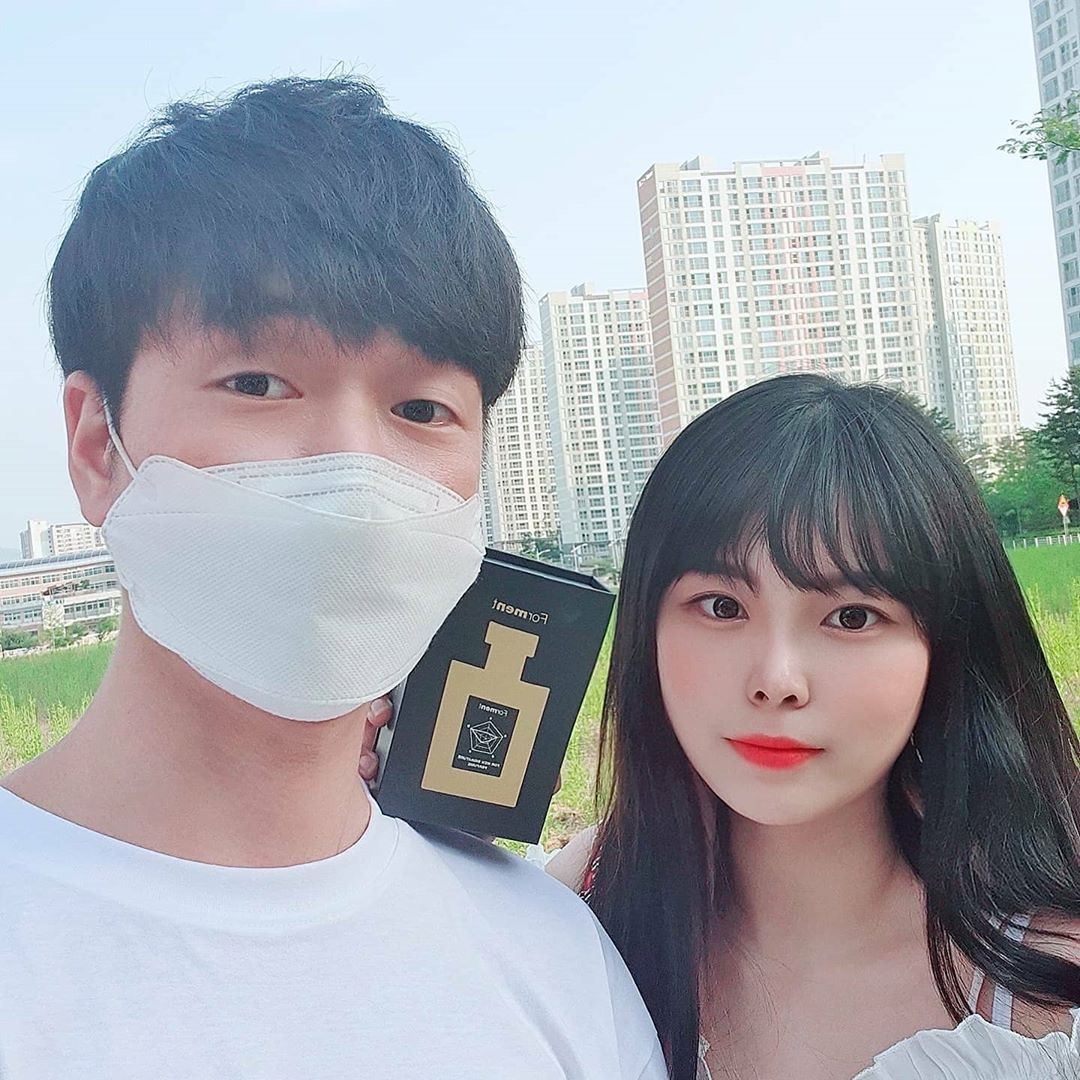 주연’s Instagram photo: “남자친구한테 #포맨트포맨시그니처퍼퓸  썩세스향 선물 🎁  이번에 신제품이나와서 향을 맡아봤는데 고급진향이라 정장입고 뿌리면 잘 어울릴거같고  금빛영롱한 디자인이라 향처럼 너무 고급져 보여서 🎁 😍 포장되어있는 상자도 너무너무 고급져서 선물하기 너무…”