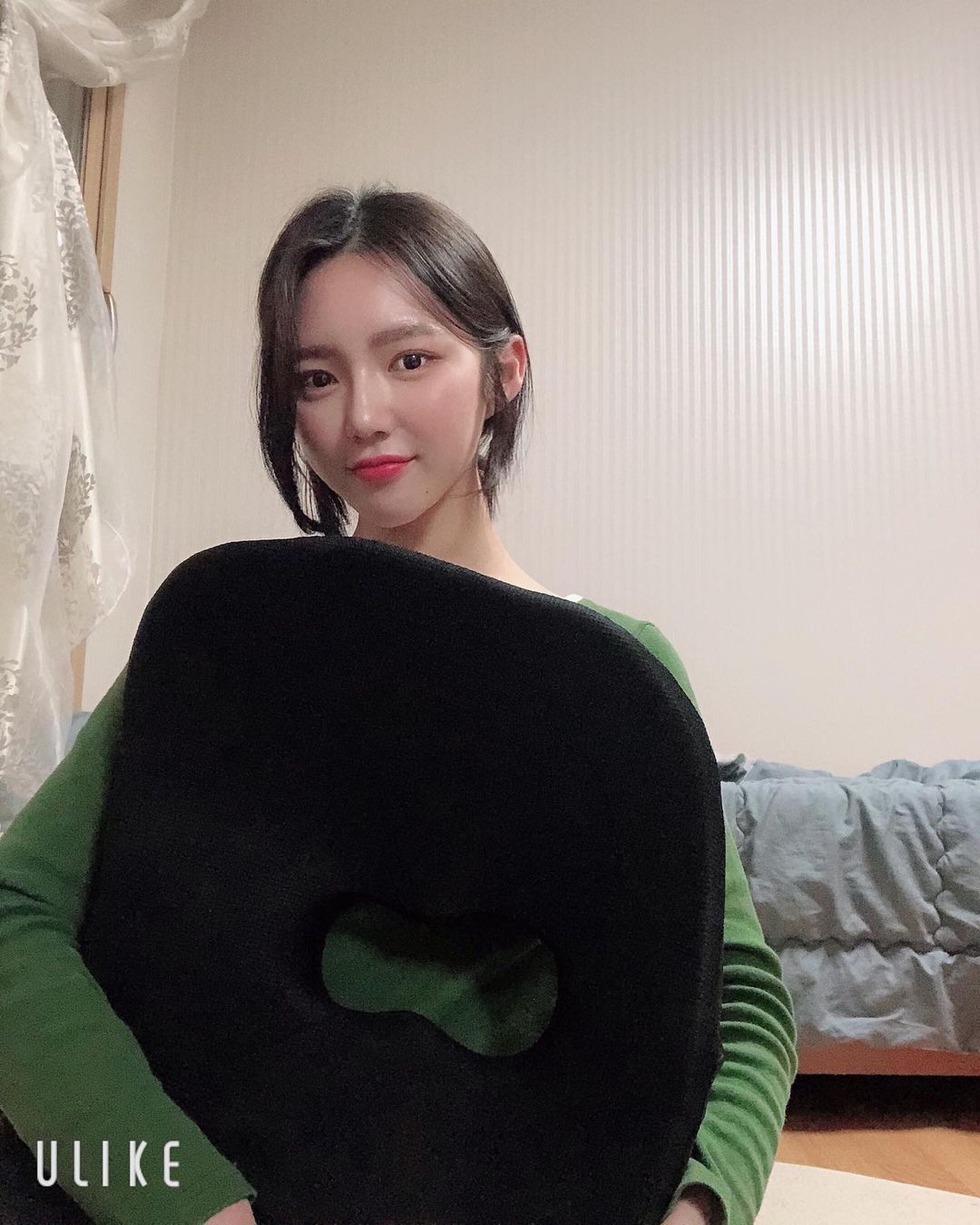 유갱 on Instagram: “나처럼 오래 앉아있으면 엉덩이 쑤신사람 😢 방석써보니까 이제 없으면 오래 못앉음 확실히 방속이 푹신하지만 교정해주는 모양이 잡혀있어서 오래앉아있어도 골반이나