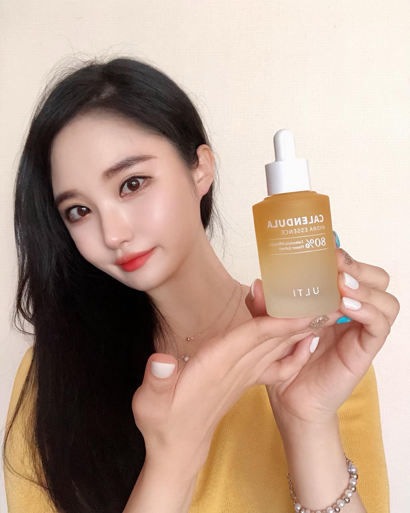 새롭게 런칭한 피부우선주의 스킨케어 브랜드 ULTI에서 
민감하고 건조한 피부를 위한 진정, 보습 더블케어가 가능한
🌼카렌듈라 하이드라 에센스🌼를 출시했어요!!!ㅎㅎ 
카렌듈라 추출물이 800,072ppm 들어있어서
피부진정에 특화된 에센스라고 해요
전성분중 카렌듈라추출물이 80%나 들었다는 것!! 히알루론산 8중 complex로 보습효과도 대박이에여👍🏻👍🏻 저는 토너로 피부결 정돈 후에 에센스를 2-3회 정도 레이어링 했더니 
매일 팩 한거 마냥 피부에서 광이 돌아요🤭 
EWG GREEN 등급의 순한성분
+알러지를 유발하는 유해성분 25종을 담지 않은 안전한 향료
+여기에 피부 유해성분 7종도 담지 않은
순하고 건강한 성분의 에센스
지금  ULTI공식 인스타그램에서 팔로우 이벤트 중으로
계정 팔로우만하면 100% 당첨이에요! 
아래에 계정 태그 눌러서 참여하러 가보세요!
ulti_official ⠀⠀⠀⠀⠀⠀⠀⠀ ⠀⠀⠀⠀⠀⠀⠀⠀ ⠀⠀⠀⠀⠀⠀⠀⠀#광고 #ULTI#얼티#카렌듈라하이드라에센스 #토닥토닥에센스 #피부진정 #진정에센스 #에센스 #에센스추천 #진정보습에센스 #저자극에센스 #화장품추천 #뷰티그램 #kbeauty #코스메틱 #코덕 #뷰티스타그램 #추천템 #일상 #셀스타그램 #수분에센스 #순한화장품추천
