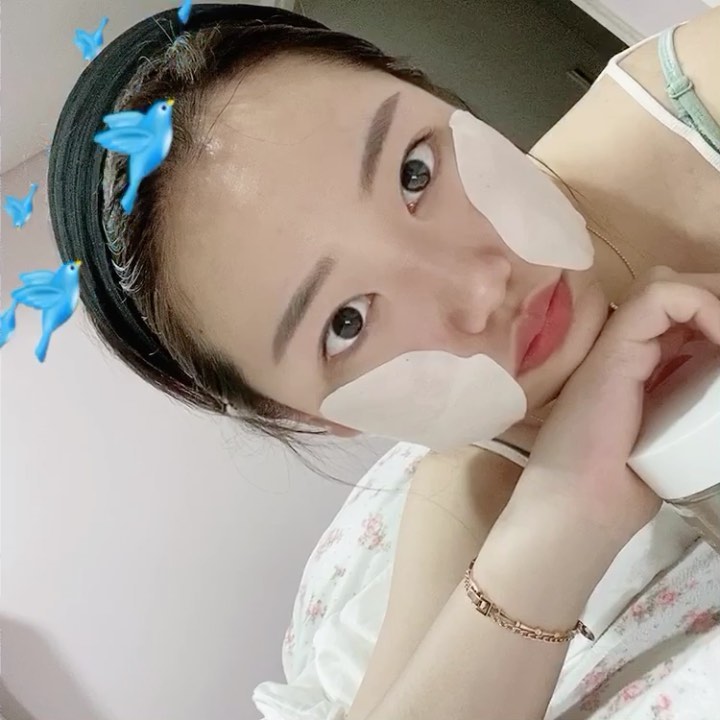최유리 on Instagram: “이렇게 큰패드.. 보셨나여... (◞♥ꈍ∇ꈍ)◞♥ zzz 화장지우고 패드 두장 올려놨다가 얼굴전체  슥슥 닦고 기초라인해주면 😮 최고 요즘…”