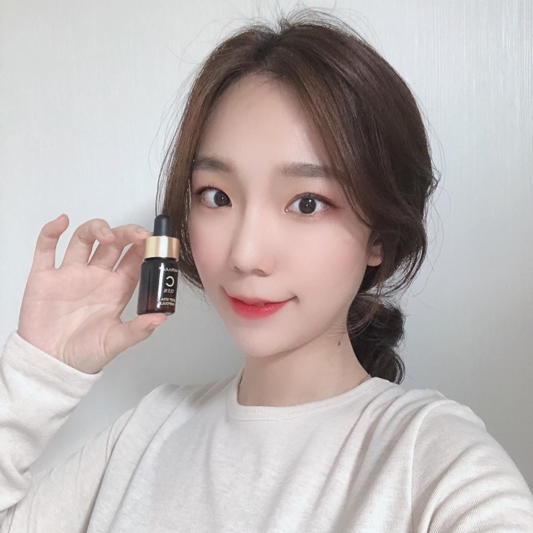 김은영 on Instagram: “✔️🍋 순수 비타민c 13.5 % 함유 ✔️저자극 워터베이스 비타민c 앰플  #메디큐브 #medicube #딥비타C앰플 #비타민C앰플 #톤업앰플 #미백앰플 #7일앰플 #순수비타민 #잡티관리 #미백화장품 #AD @medicube_korea #리뷰쉐어…”