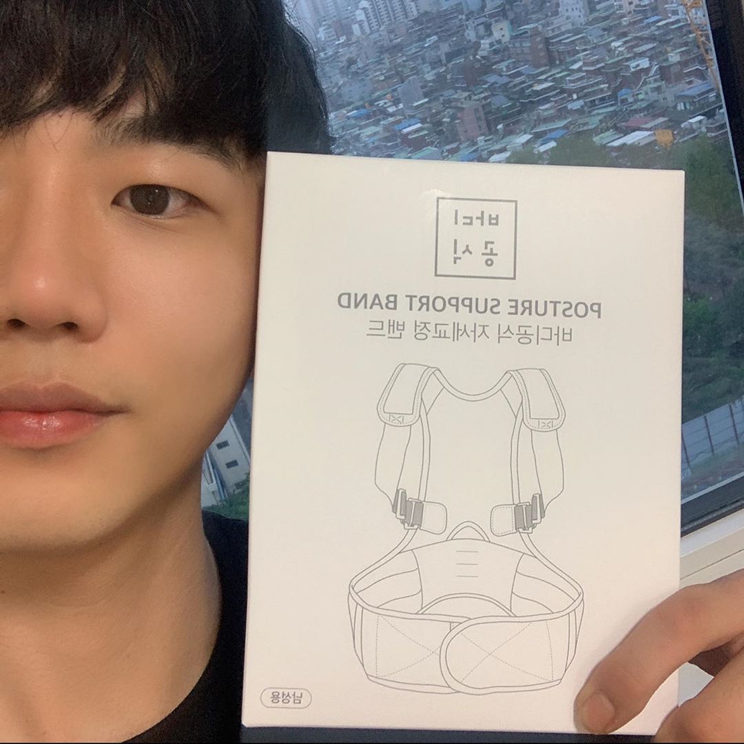 재완 PARK on Instagram: “. 바디공식 자세교정 밴드 ✔️어깨는 당겨주고 구부정한 등은 펴주어 자연스럽게 바른 체형으로 만들어줍니다 ✔️허리 , 등, 어깨의 바른자세를 미리 잡아주며, 잘못된 체형으로 인한 원인모를 통증을 해결해줍니다 .  #바디공식 자세교정밴드 #바디공식…”