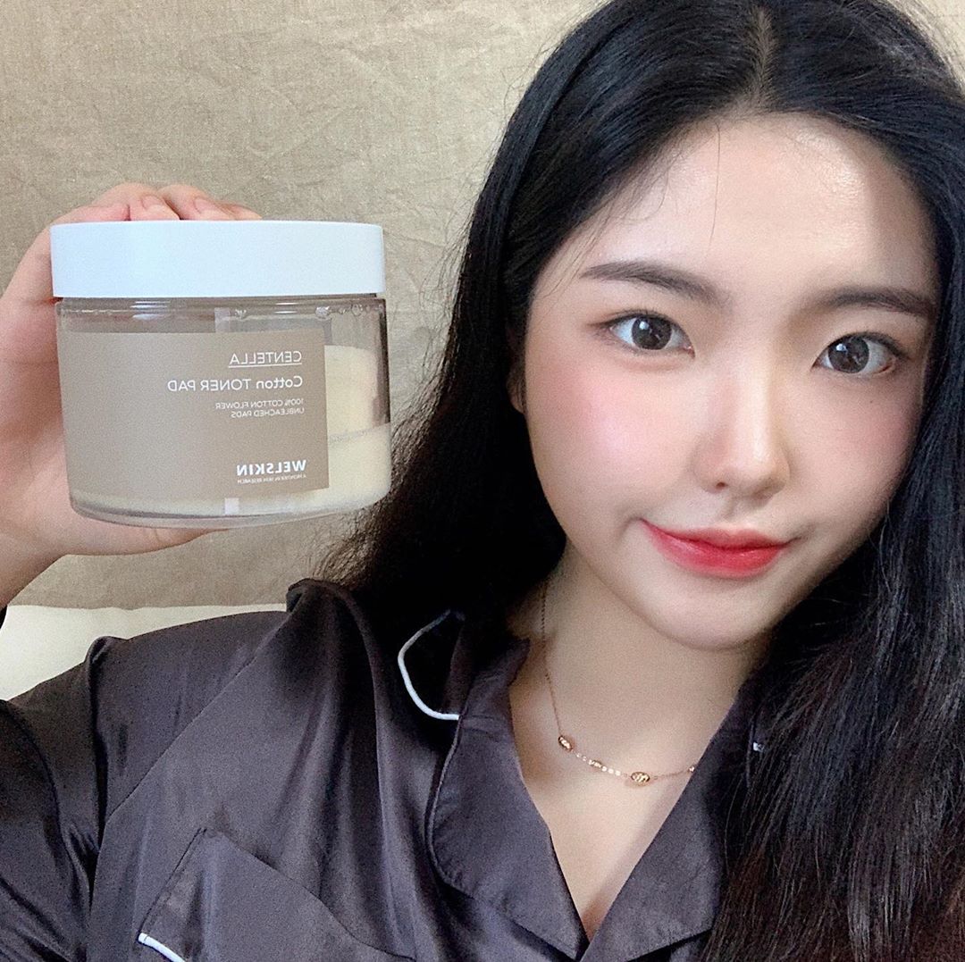 수 연 on Instagram: “♥웰스킨 센텔라목화솜토너패드♥ ⠀ 오늘은 제 인생템 소개시켜드릴게요 목화씨까지 그대로 보이는 #센텔라목화솜토너패드 입니다! ⠀ 순면 목화솜으로 자극없이 케어가 가능해요 그리고 무엇보다 80mm의 넉넉한 사이즈로 얼굴에 간단히 팩으로 쓰기 너무…”