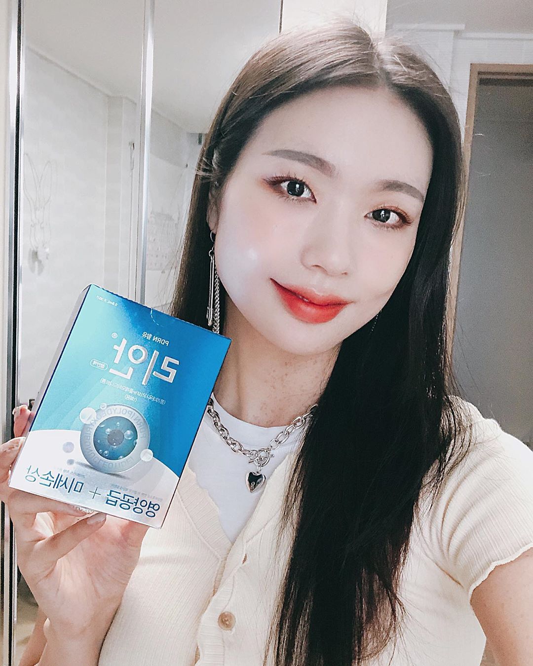 어린지🍊 on Instagram: “평소 눈이뻑뻑하고 자주 충혈되서🤔 안과가서 검사받아봤더니😀 👨‍⚕️"눈은매우 건강한데 안구건조증이 있네요" 라고 하더라구요😢 그래서 "😱헉 어떡게 해야하죠?"하니 걍 자주 인공눈물 넣어주라고 하네여..😂😂 그래서 친한언니가 추천해준 #리안점안액…”