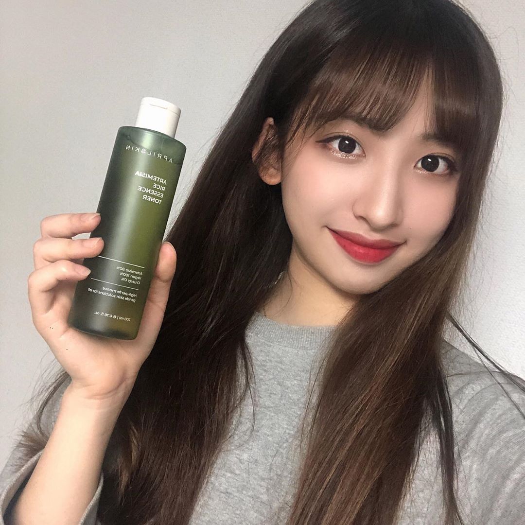 수현 on Instagram: “🌳 쑥떡 에센스 토너는 쑥의 진정 에너지와 쌀의 생기 에너지를 한 병에 담은 고기능 에센스 토너에요!! 무려 9가지의 임상시험을 받아 2주만에 달라지는 피부(피부결 개선, 피부 탄력 개선, 피부 겉보습/속보습 개선)를 경험하실 수 있어요🤗 동물성…”