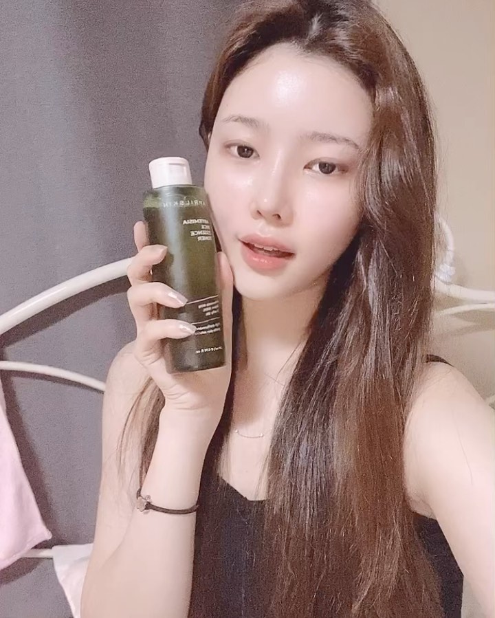 마스크때ㅒ 진정 필요한데 쑥떡에센스 팩으로도 짱이당 나는 왜 로우샷으로 찍었는가... . . .  #에이프릴스킨 #aprilskin #쑥떡토너 #쑥떡에센스토너 #진정토너 #각질토너 #토너추천 #데일리토너 # #AD @aprilskin_korea