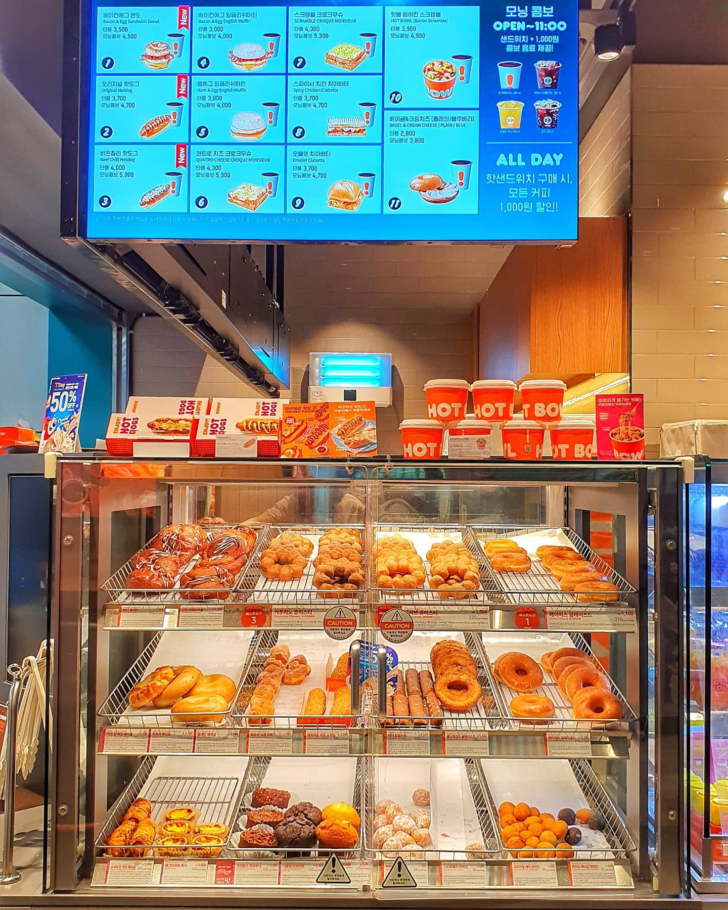 🍩𝗗𝗨𝗡𝗞𝗜𝗡🍩
⠀
던킨에서 기다린다고 해서 달려갔더니
jo.daeil 최애만 구매🤣
그래도 맛있었엉ㅋㅋ😋🧡💛
⠀
나는 #먼치킨컵 ,#스트로베리필드
#카푸치노츄이스티 #스파이시치킨치아바타
좋아하니까 알아두라뀨💖
⠀
다들 던킨에서 어떤 도넛을 좋아하시나용?🍩❤
.
.
.
0u0_0302
#핾_일상 #핾❤댕 
#던킨도너츠 #검암역 #도넛 #🍩☕️ #해피포인트 #해피오더 #spc 
dunkindonuts_kr