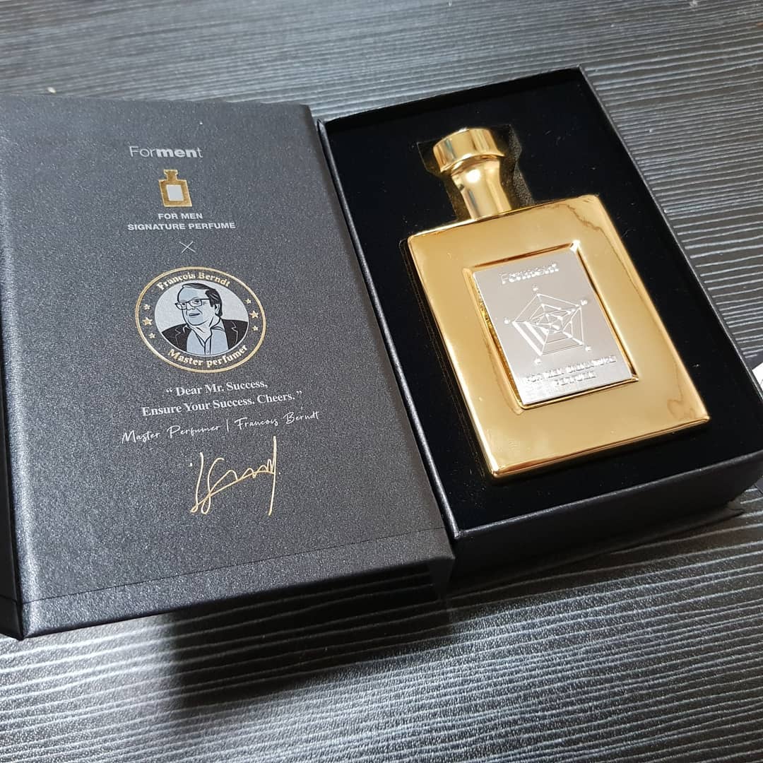 포맨트에서 이번에 야심차게 준비한 시그니처 퍼퓸 코튼썩세스입니다 ! 코튼키스에 너무 만족하는 중이었는데 썩세스에 레이어드 하면 향이 더 좋다규 해서 구매했습어요 향은 고급지면서도 맡으면 편안해지는 그런 향이에요 그리고 패키지 자체가 엄청 고급스럽고 병에서도 금빛이 돌아서 영롱하기까지 하네요ㅎㅎㅎ 패키지 뿐만 아니라 향수 자체도 전 세계 조향사들 중 0.1%에 해당하는 마스터 퍼퓨머 '프랑소와 벤트'가 남자의 성공을 주제로 영감을 받아서 포맨트와 함께 만든 프리미엄 향수라고 하니까 부모님, 갓 취업한 사회 초년생 분들에게 선물 하시거나 남자친구 생일선물로 드려도 좋을 것 같아요 ㅎㅎ . . . .