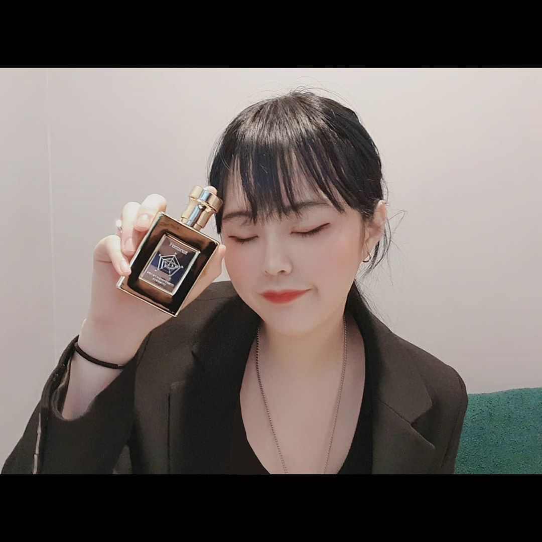 스무살 성년의 날을 축하해 나야❣ . .  전 세계 0.1%의 마스터 퍼퓨머인 ’프랑소와 벤트’가 성공이라는 주제로 조향했다하는 포맨크의 시그니처 퍼퓸을 받고, 열었을때 패키지자체가 고급스러워서 선물받은 입장으로 너무 기분이 좋았다는건 안비밀ㅋㅋㅋ̆̎ 특히, 유니섹스한향이 맘에 들었다. 21세기에서 성공하는 삶은 별게 아니라 나 자신에게 당당한 삶이 아닐까? 당당하라! 앞으로도 지금처럼! . . 🎉Happy Coming of Age Day🎉