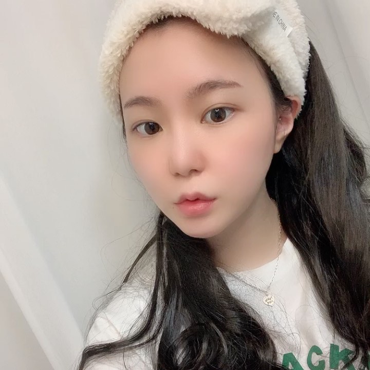 아리 #최애템 은 @aprilskin_korea 귀차니즘이 심한데 패드만 사용해도 개 초크초크해🌸 마스크 때문에 트러블 일어나는 요즘! #진정보습 데일리필링패드로 쓰기 딱 좋음요 필오프팩에 이어 패드까지 피부미인 준비 완료! #필링패드 #에이프릴스킨 #에이프릴스킨리얼카렌둘라필링패드 #꿀피부 #❤️ #스킨케어