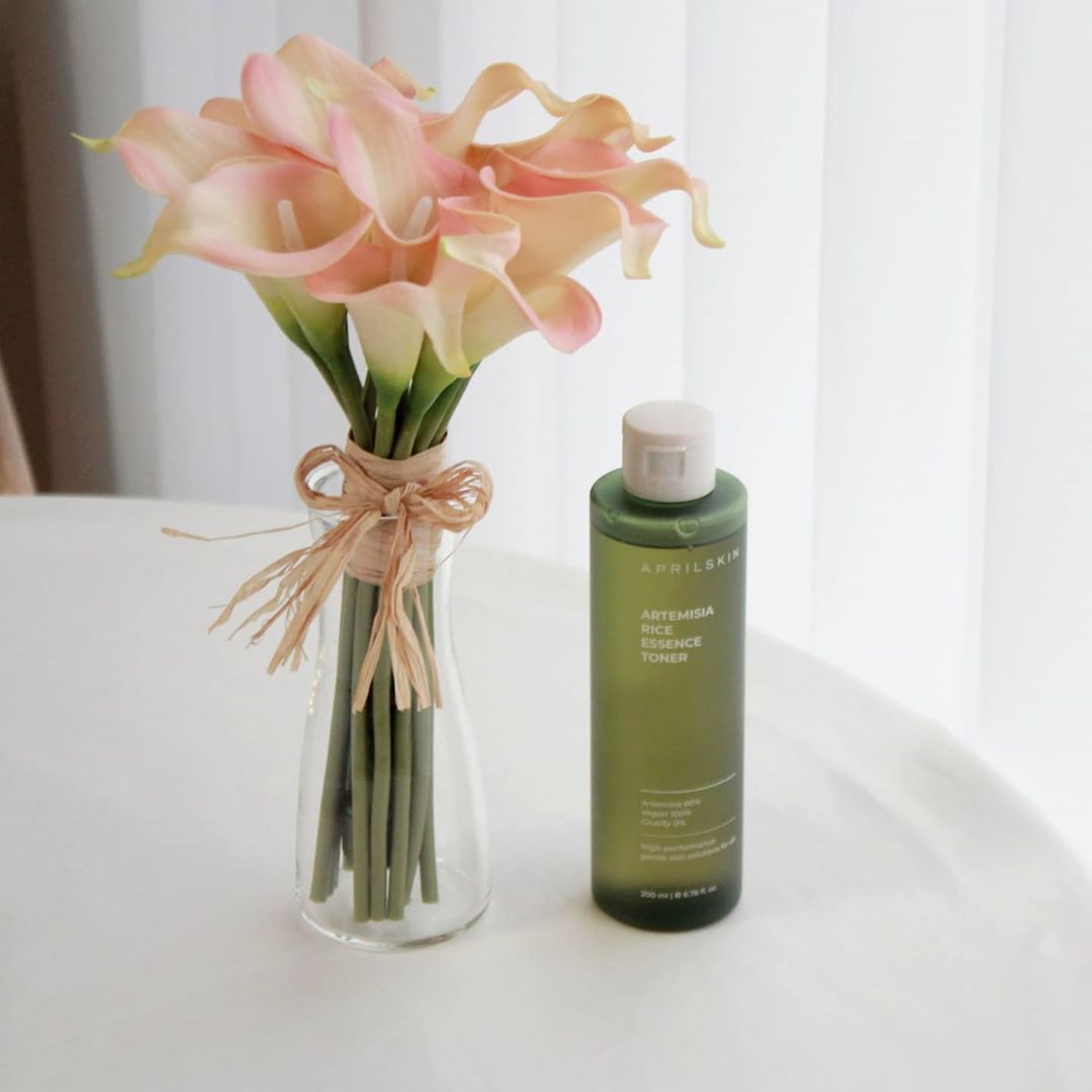 @aprilskin_korea 요즘 마스크때문에 예민해진 피부를 위해 요 #에어프릴스킨 #쑥떡토너 로 스킨팩을 해주고있어요.🌿 진정에 좋은 쑥 & 쌀겨 추출물이 들어가있어 민감한 제 피부에도 잘 맞더라구요 - 촉촉하면서 산뜻한 에센스토너로 피부 수분 충전까지 가능하답니다.💦 . . #aprilskin #쑥떡에센스토너 #진정토너 #각질토너 #토너추천 #데일리토너 #AD 15시간