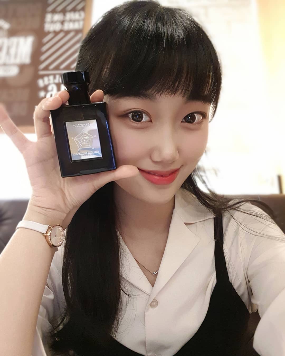 💘내 취향저격 제대로 한 포맨트 향수💘 ⠀ [포맨트 포맨 시그니처 퍼퓸 코튼허그/코튼키스] ⠀ - 여성이 가장 선호하는 부드러운 코튼 향이 당신을 감싸주어 포근하고 달달한 당신에게 바로 안기고 싶어지는 향수 ⠀ - 코튼허그 : 코튼향을 베이스로 시트러스와 머스크 계열을 배합하여 섬유유연제의 부드럽고 은은한 느낌, 갓 빨래한 옷에서 나는 포근한 향, 막 샤워하고 나왔을 때의 살냄새의 느낌이 포인트 ☁️☁️ ⠀ - 코튼키스 : 코튼향을 베이스로 우디와 머스크 계열을 배합하여 달달하면서 섹시한 느낌이 포인트 💋💋 ⠀ - 지속력 최고 레벨 ‘퍼퓸' 등급으로 오랜시간 은은하게 유지 ⠀ 👍🏻 남자 향수라서 한 번 뿌려보고 선물할랬는데 제 여사친들이 전부 좋다고 코박네요🙈 저도 포함해서요ㅎㅎ ⠀ 👍🏻 모든 남자들이 이거 뿌렸으면•••🙏🙏🙏